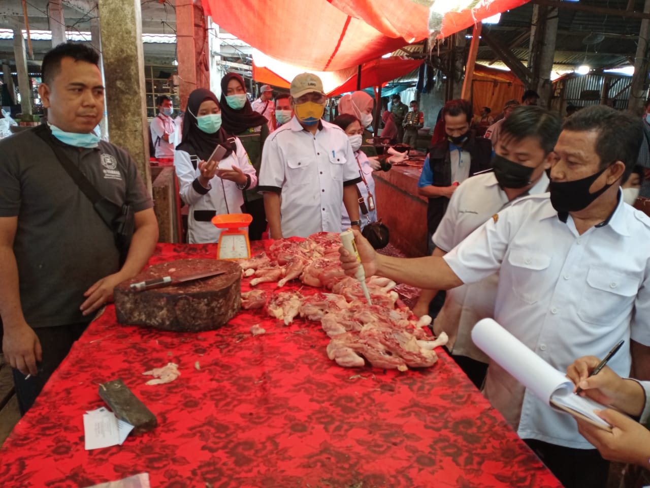 Tim gabungan Pemkab Musi Banyuasin melakukan pantauan harga pangan jelang Ramadan di sejumlah pasar tradisional di Muba, Kamis (25/3).