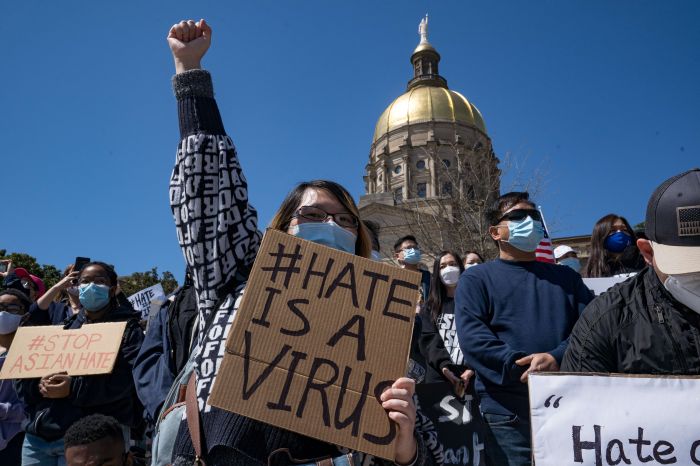 Para demonstran melakukan aksi solidaritas terhadap warga Asia-Pasifik yang menjadi korban rasialisme di Atlanta, Georgia, Sabtu (20/3/2021)