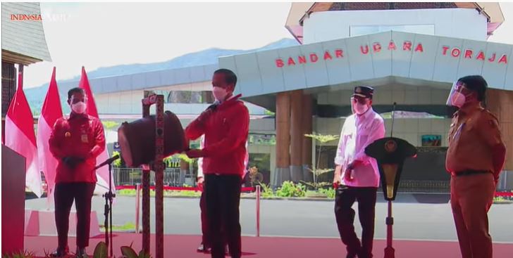 Presiden Joko Widodo meresmikan Bandar Udara Buntu Kunik di Tana Toraja, Kamis (18/3),