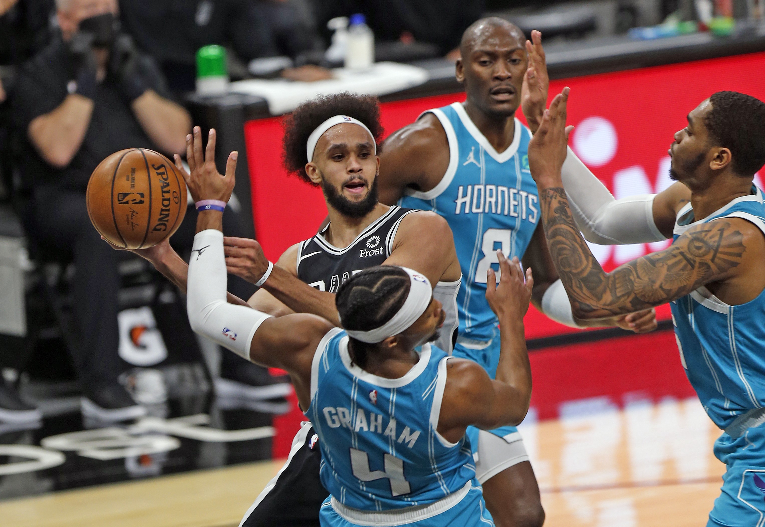 Laga NBA antara Charlotte Hornets dan San Antonio Spurs.