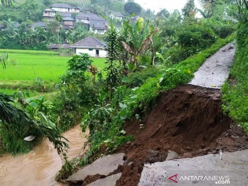 Jalan di Kampung Pasir Manis Cianjur Amblas karena Longsor