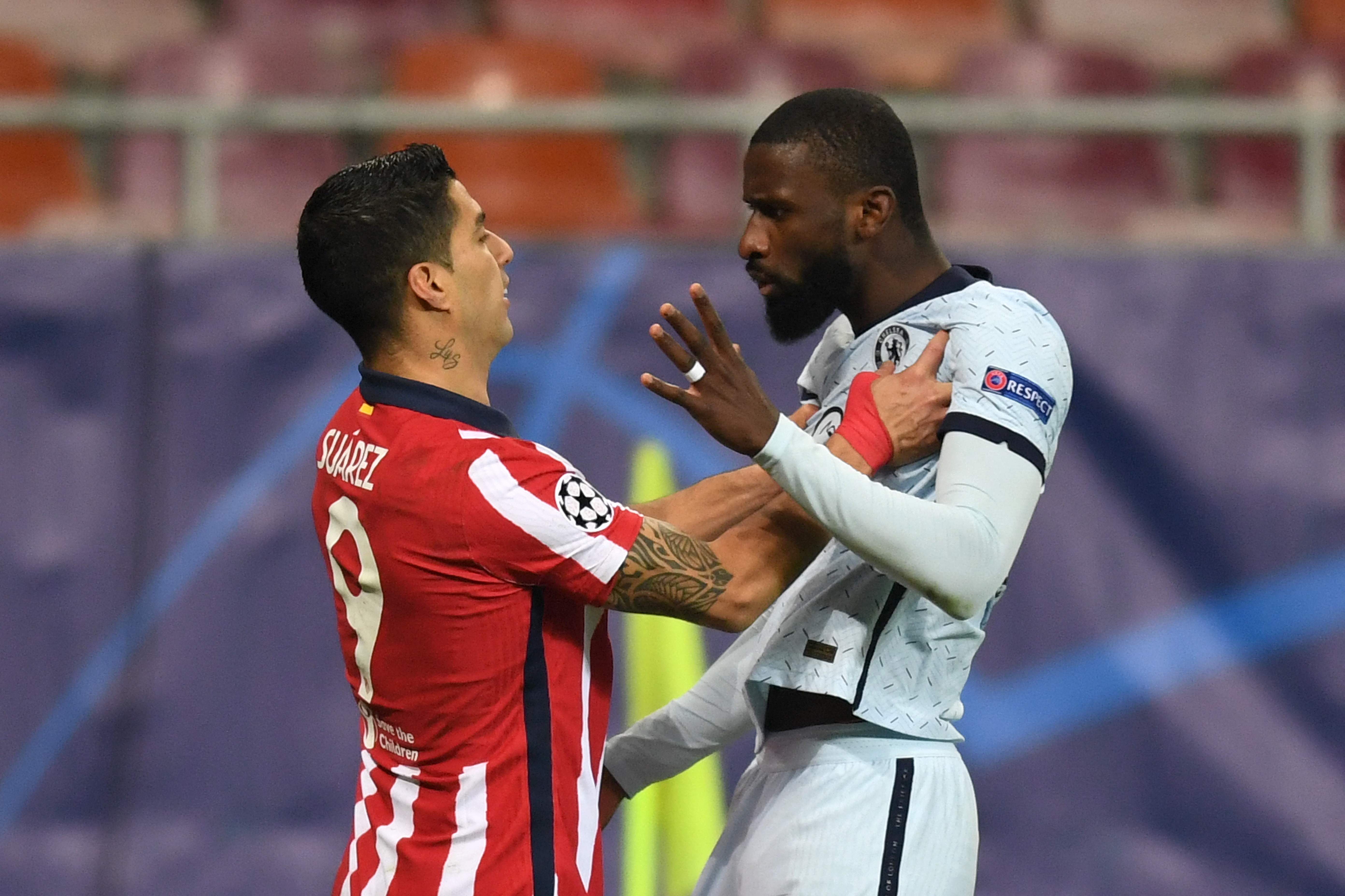 Penyerang Atletico Madrid Luis Suares (kiri) bersitegang dengan bek Chelsea Antonio Rudiger.