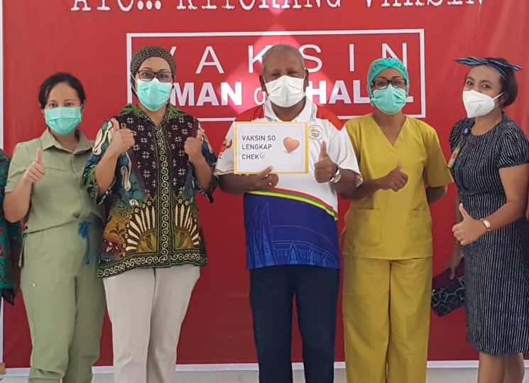 Bupati Jayapura Mathius Awoitauw, SE, M.Si (tengah) usai menerima vaksin tahap II, Kamis (18/3).