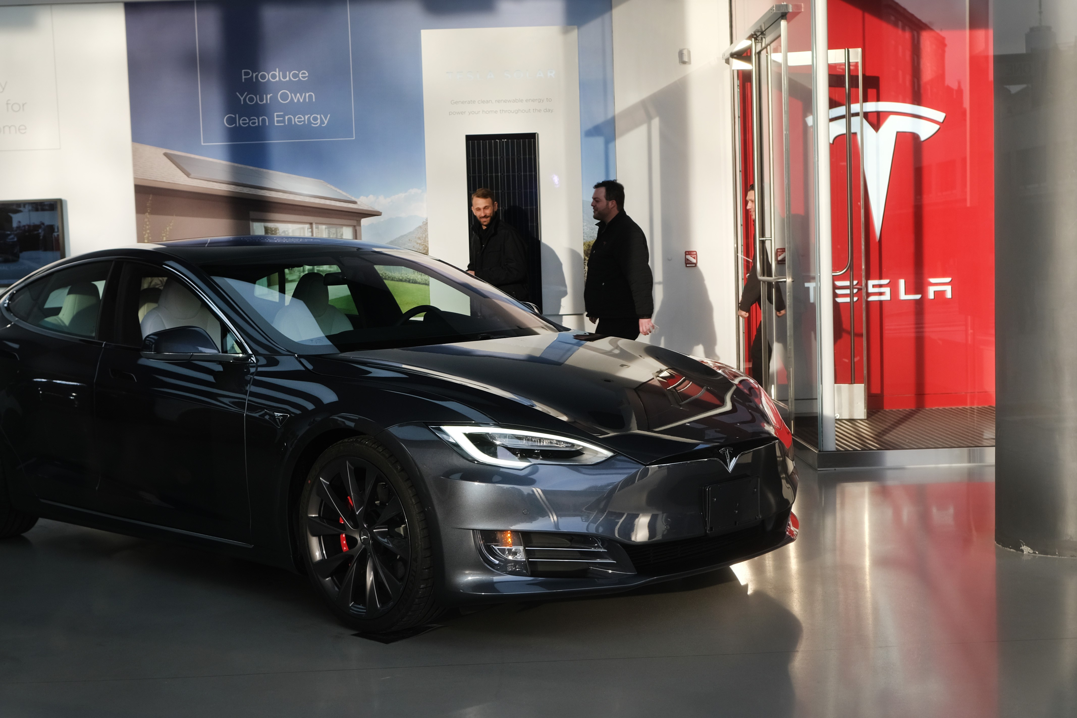 Mobil listrik buatan Tesla dipajang di dealer mobil Manhattan New York. Pekan ini saham Tesla anjlok di bursa saham New York.