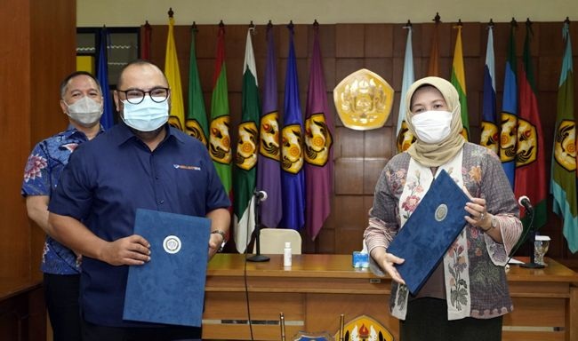Rektor Unpad Prof Rina Indiastuti dan CEO Media Group Mohammad Mirdal Akib meneken Nota Kesepahaman kerja sama, pada Jumat (5/3).