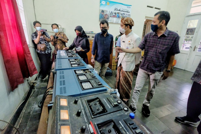 Mantan Menparekraf Wishnutama (berbaju biru) bersama Wali Kota Solo, Gibran Rakabuming Raka  (berbusana daerah) meninjau Lokananta.