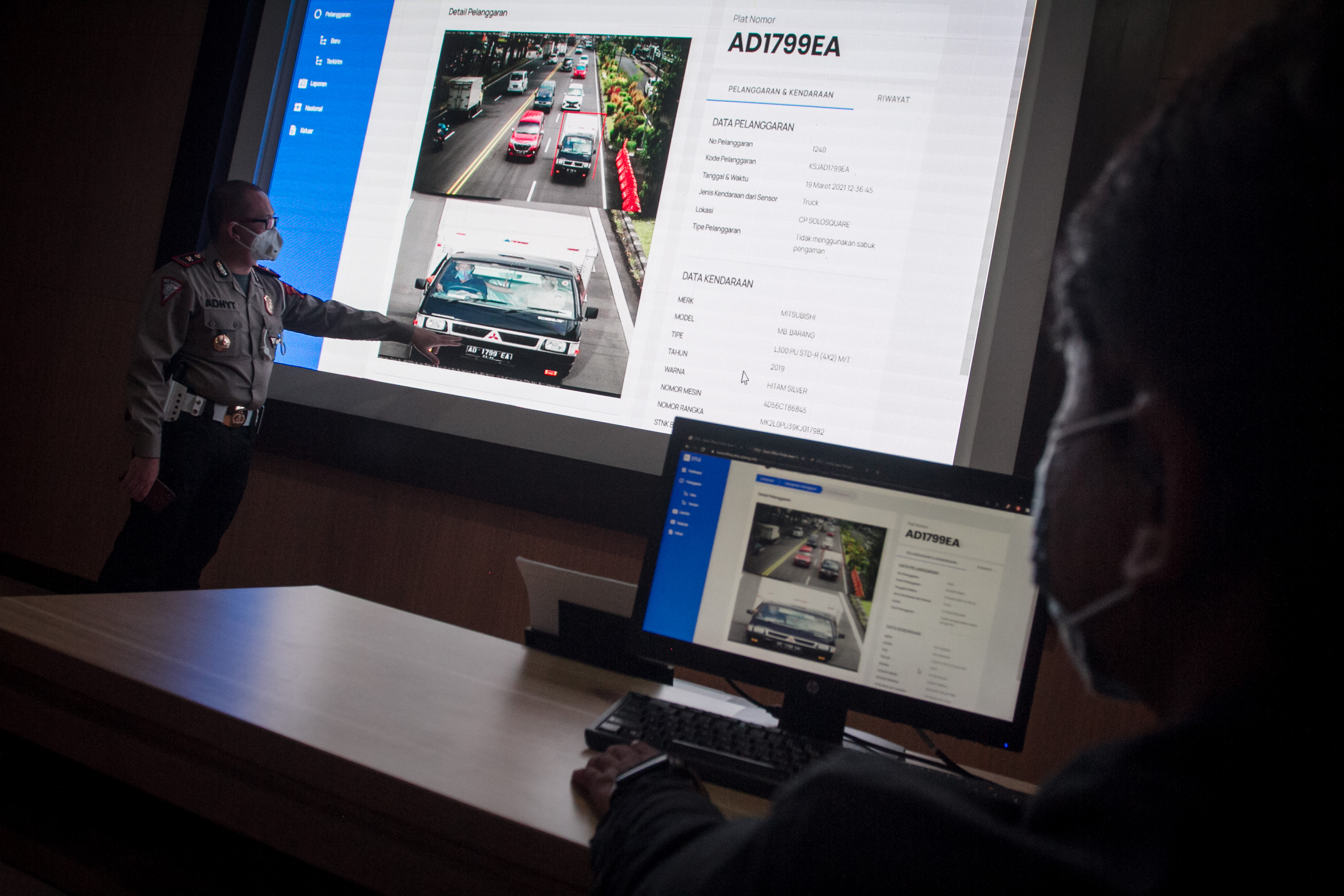 Polisi menunjukan rekaman kamera pengawas tilang elektronik melalui layar monitor di TMC Satlantas Polresta Surakarta, Jumat (19/3/2021).