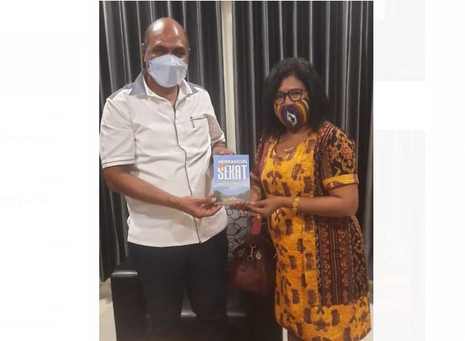 Wagub Papua Barat Terima Buku Refleksi Otonomi Lembata