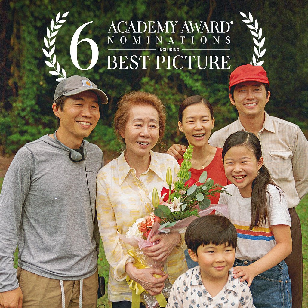 aktris korsel Youn Yuh-jung (pegang bunga)