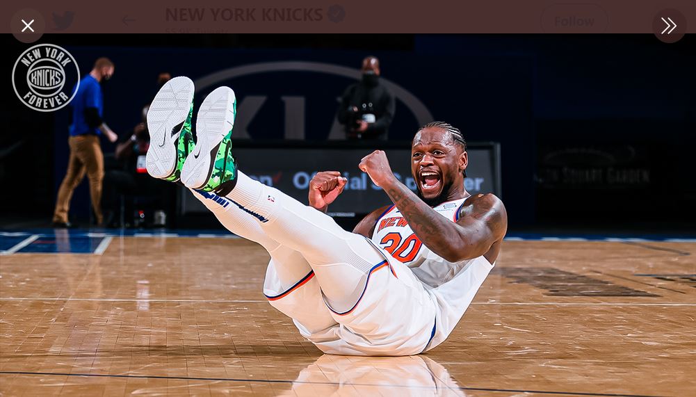 Pemain New York Knicks Julius Randle melakukan selebrasi usai mencetak poin dalam laga NBA melawan Orlando Magic.