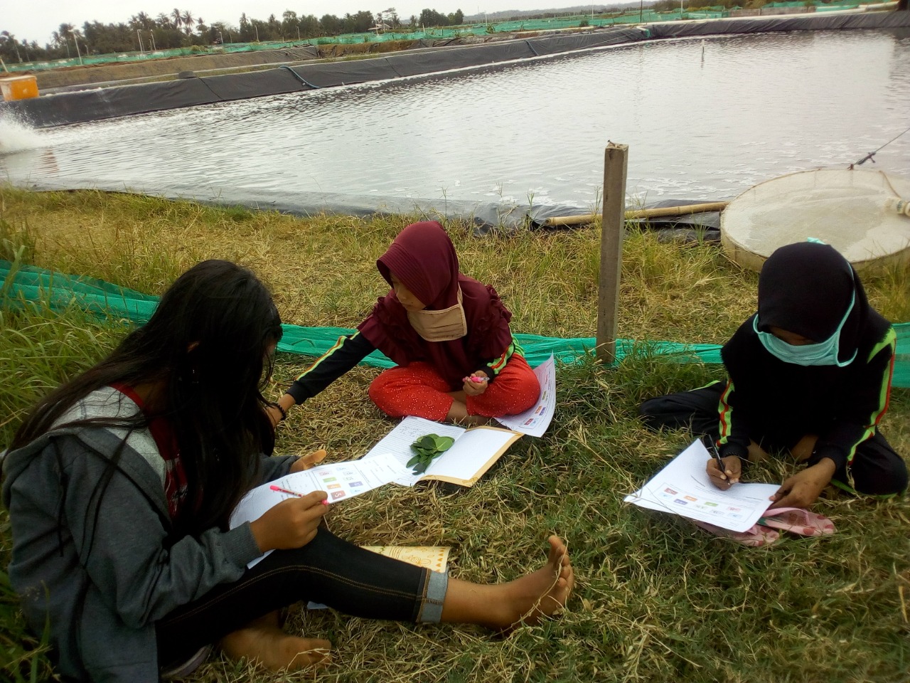 Siswa belajar di alam terbuka