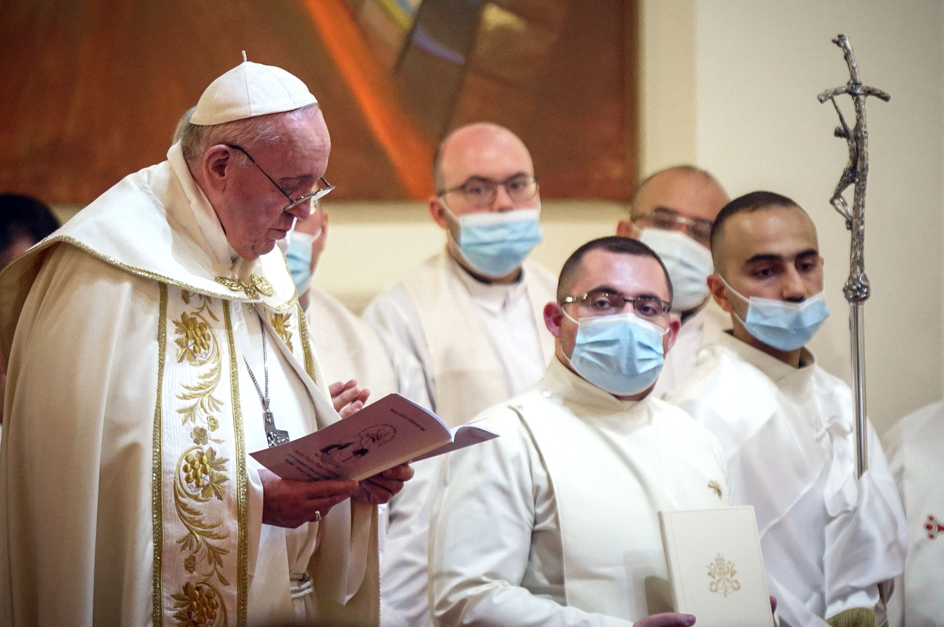 Paus Fransiskus memimpin misa di Katedral Saint Joseph Baghdad pada hari kedua kunjungan paus pertama ke Irak, Sabtu (6/3/2021).