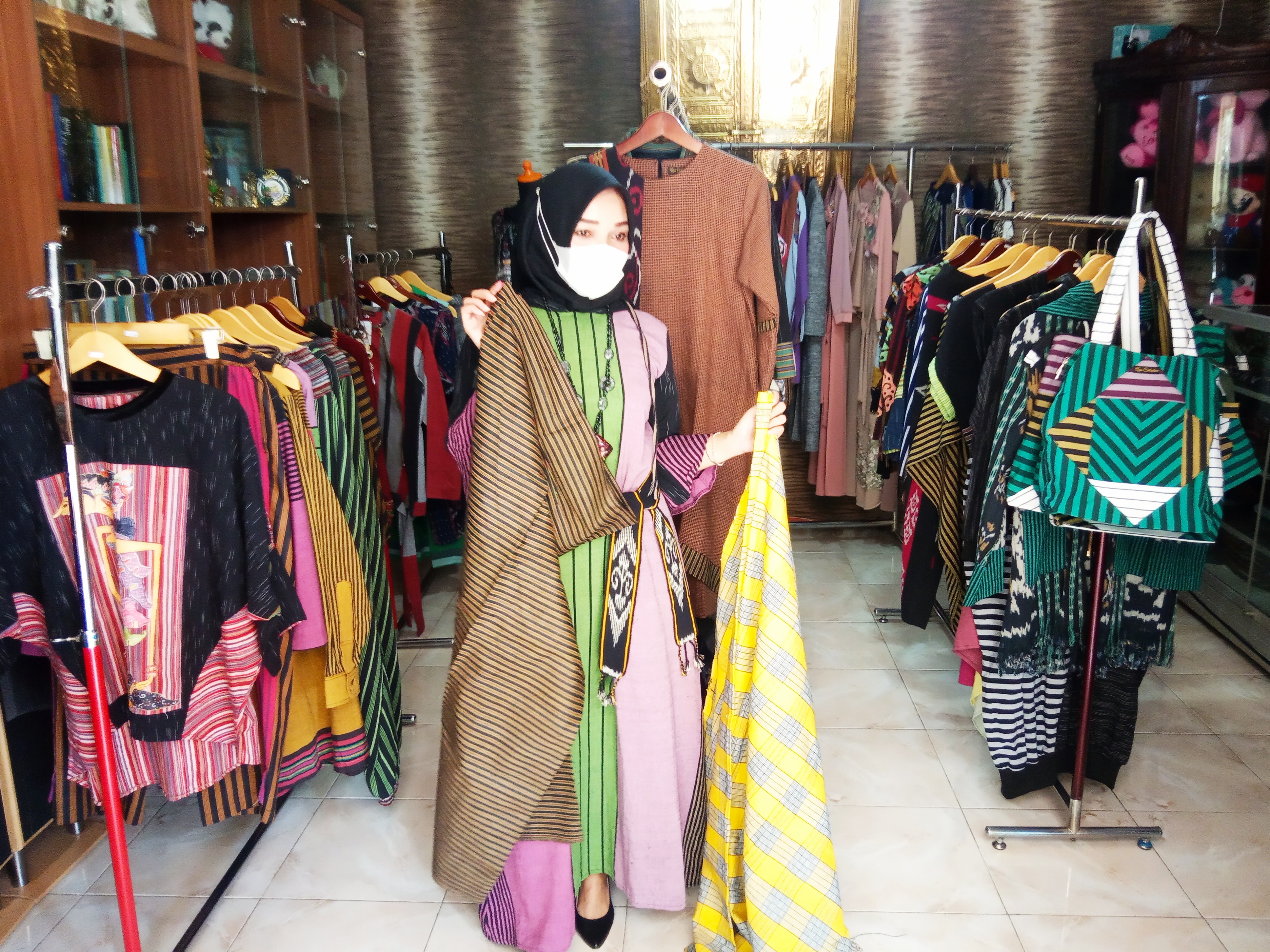 Rahayu Retnaningsih menunjukkan produk lurik ATBM yang cukup populer. 