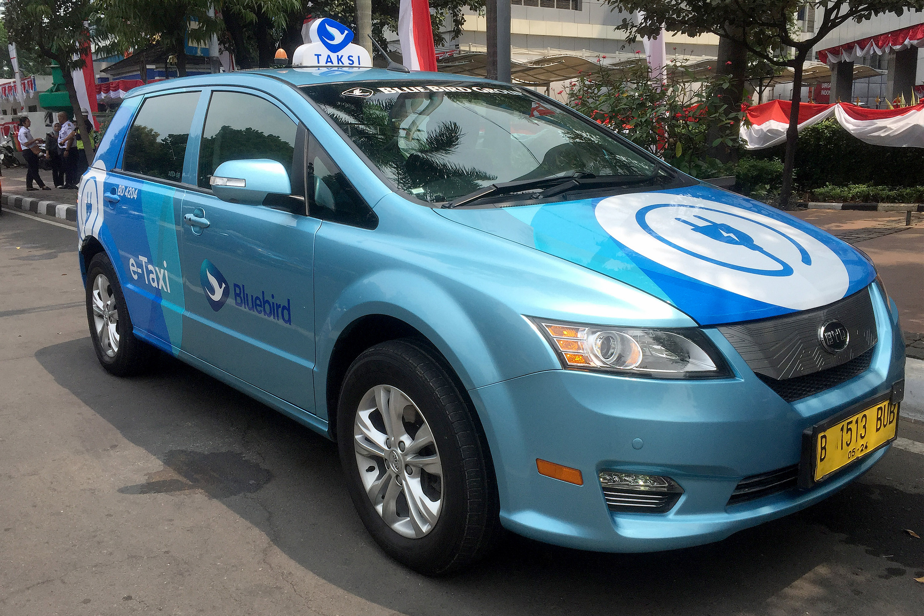 Taksi listrik BYD milik Blue Bird menunggu penumpang di kawasan Medan Merdeka Barat, Jakarta.