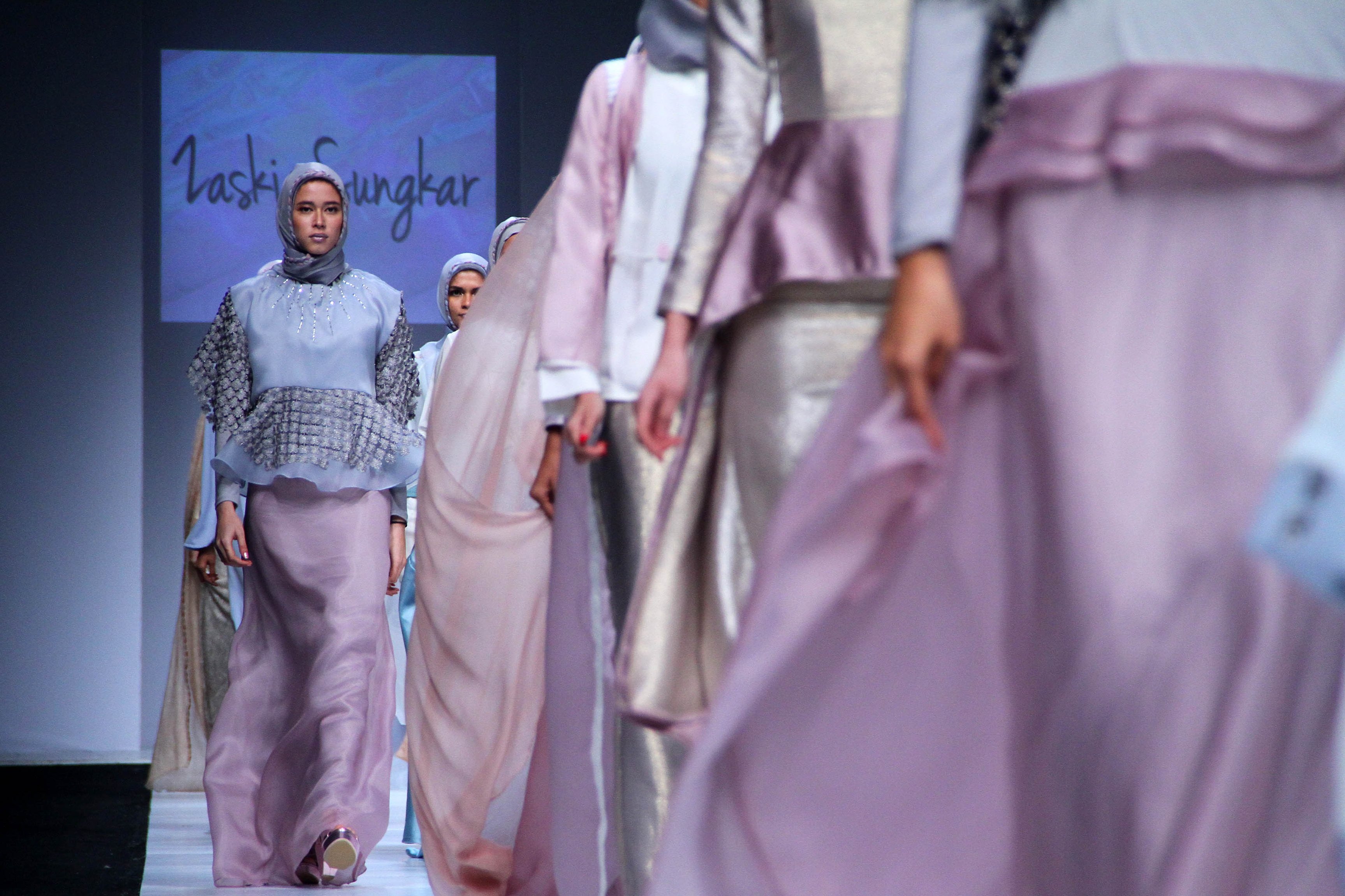 Model membawakan rancangan busana muslim desainer dan aktris Zaskia Sungkar, Jakarta, beberapa waktu lalu.