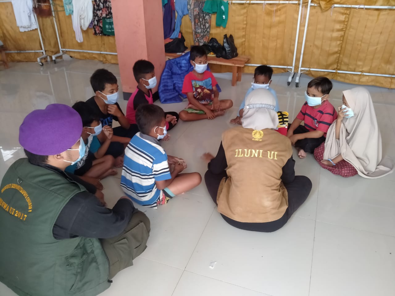 Iluni UI memberikan bantuan pada warga terdampak banjir di Pekalongan