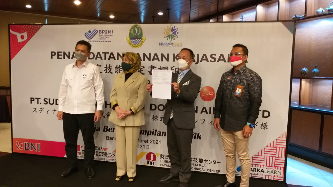 Penandatanganan MoU antara PT Sudinar Artha dan Dolphin Co Ltd Japan disaksikan Kadis Tenaga Kerja dan Transmigrasi Jabar, Rabu (31/3/2021)