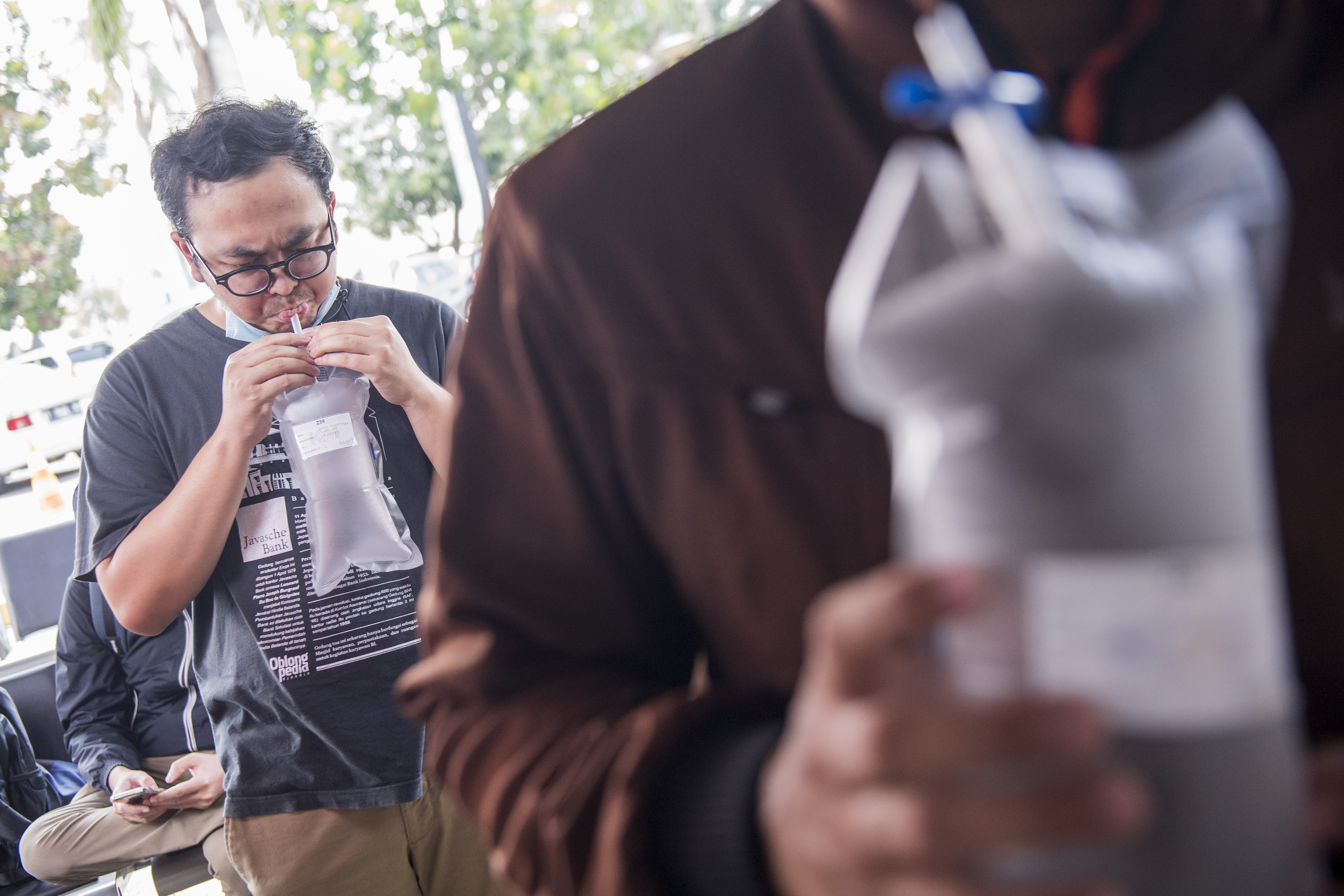 Calon penumpang kereta api saat mengikuti tes deteksi covid-19 dengan metode GeNose C19.