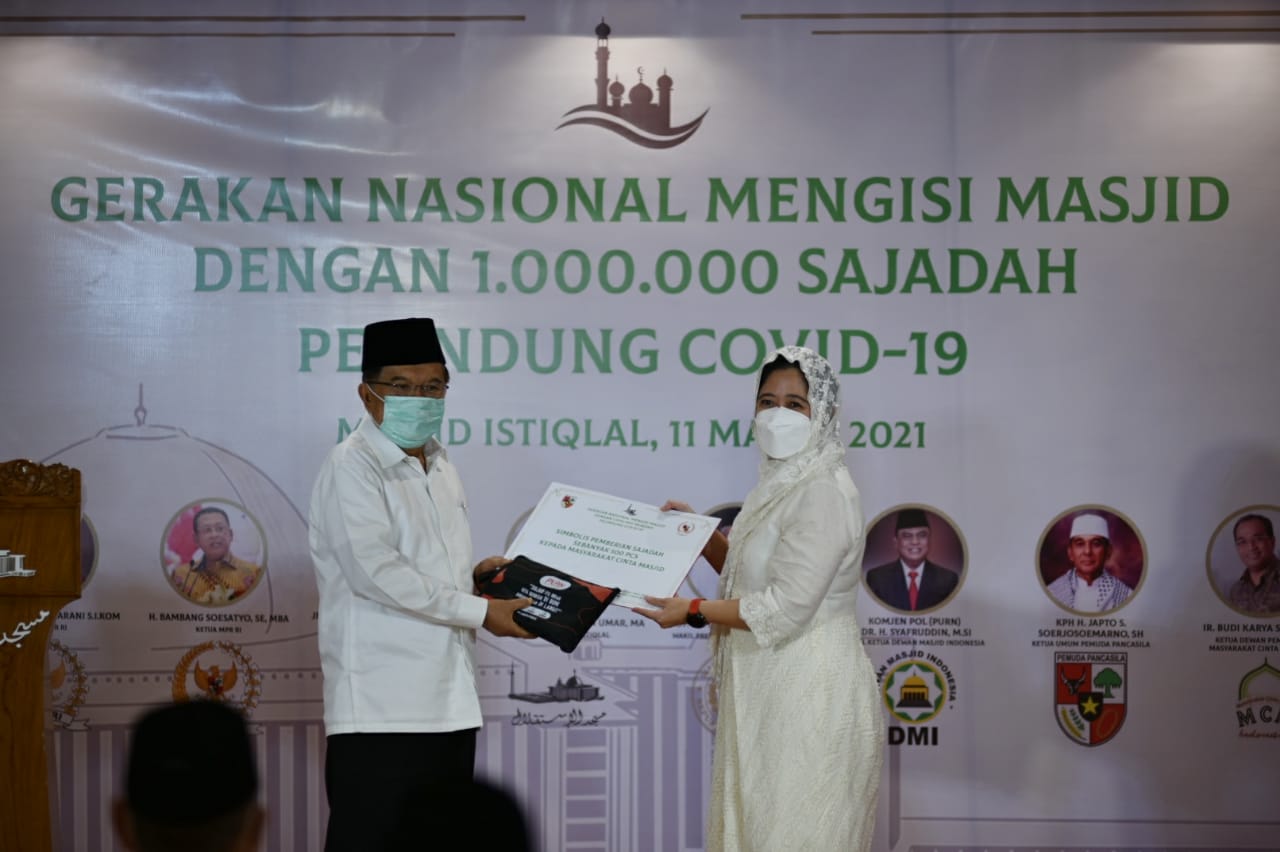 Ketua DPR RI Puan Maharani (kanan)