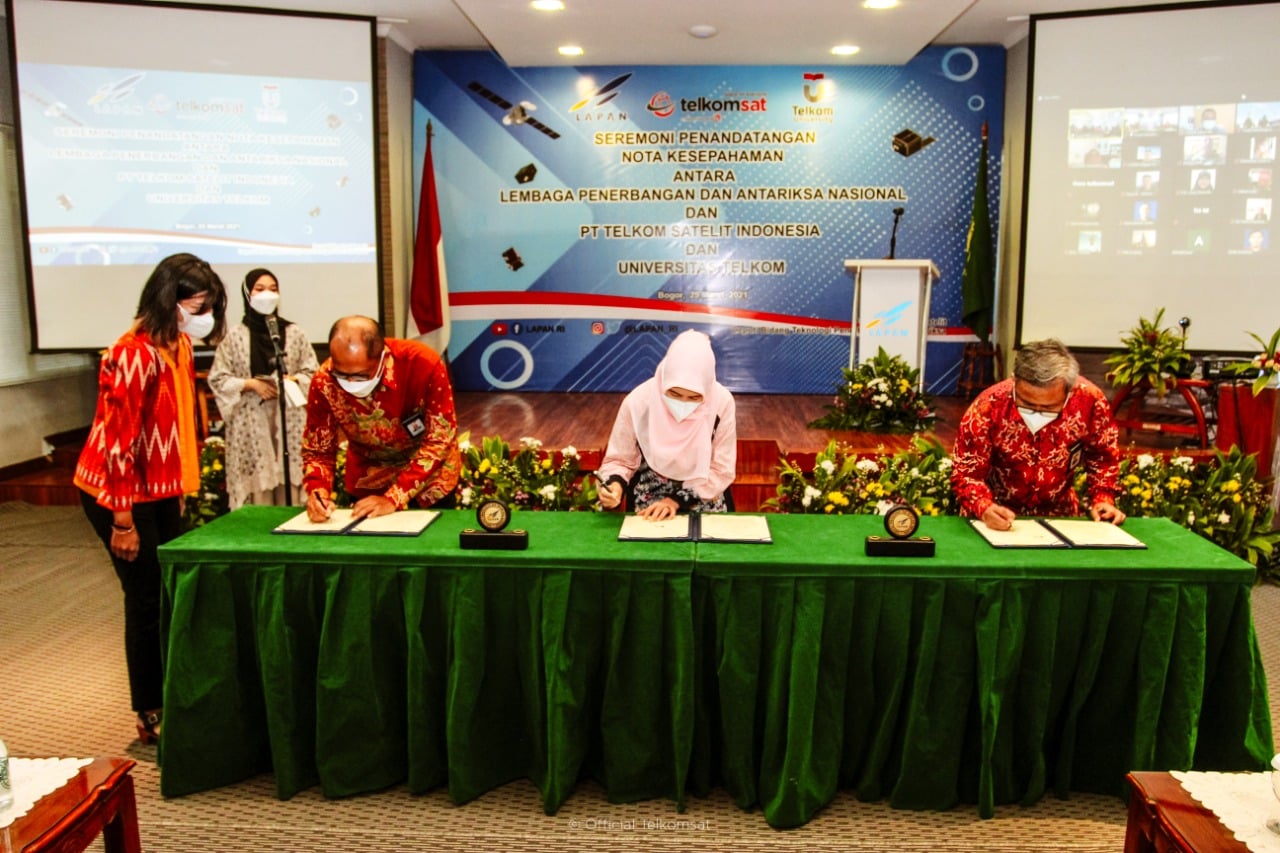 Penandatanganan kerja sama Lapan-Telkomsat-Telkom Universty dalam pengembangan satelit orbit rendah