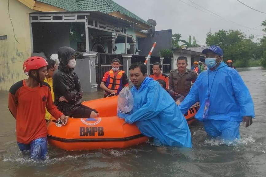 BNPB Gowa mengevakuasi warga dari banjir di di Perumahan Mutiara Permai, Sulawesi Selatan.