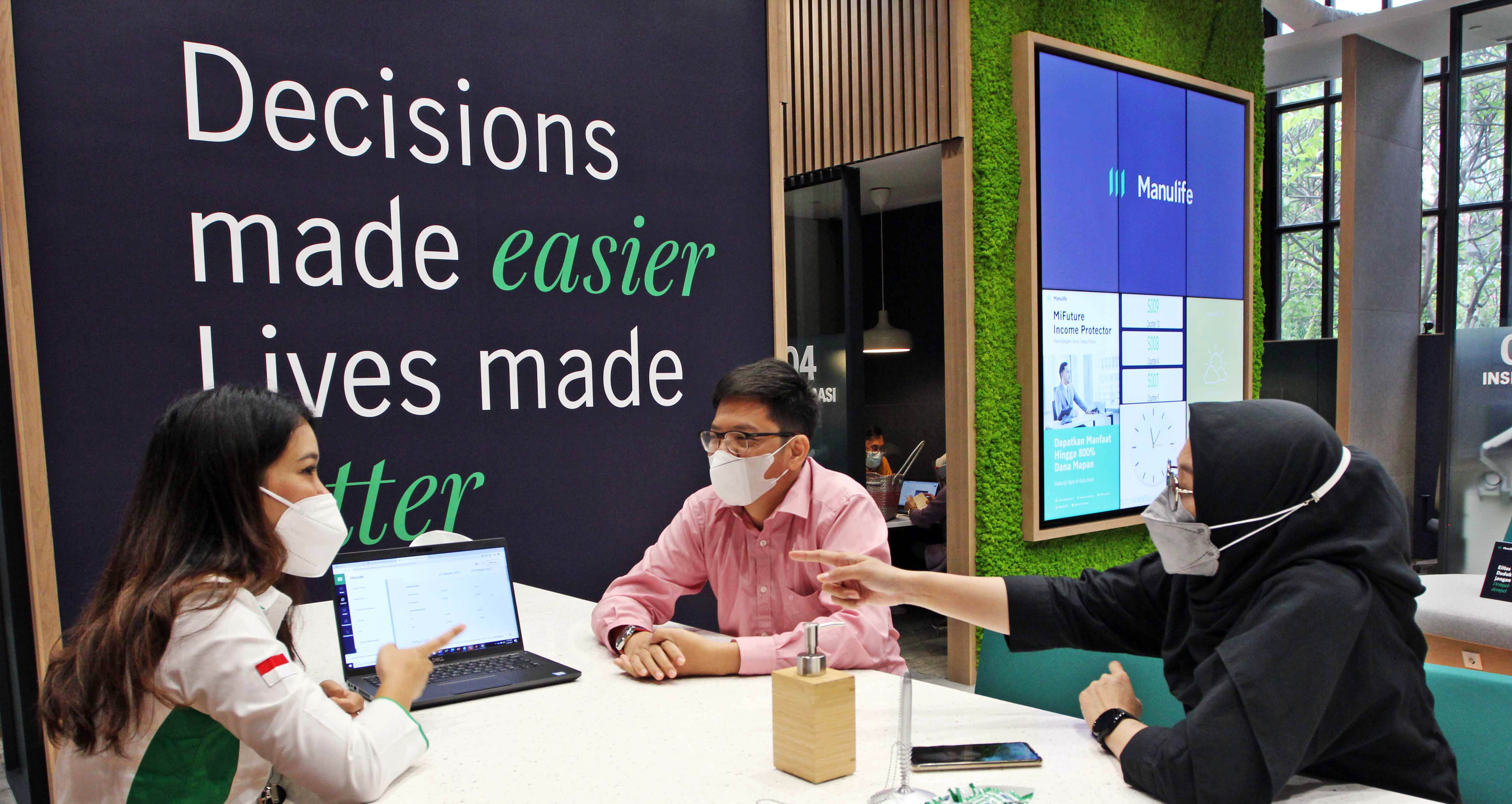 Pelayanan untuk nasabah di salah satu kantor Manulife Indonesia