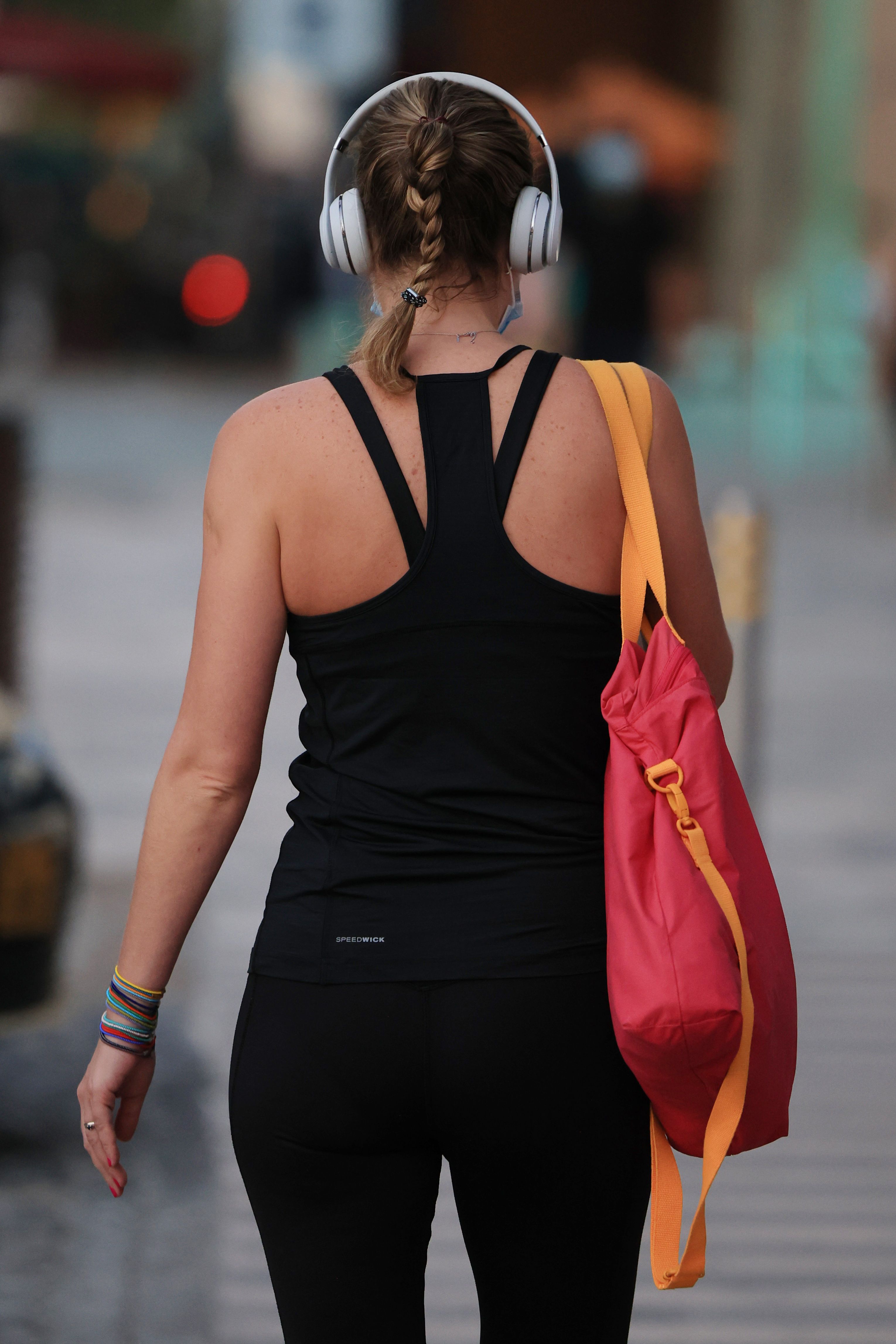 Seorang perempuan menggunakan headphone. WHO memperkirakan Sekitar 2,5 Miliar Orang akan Alami Gangguan Pendengaran pada 2050