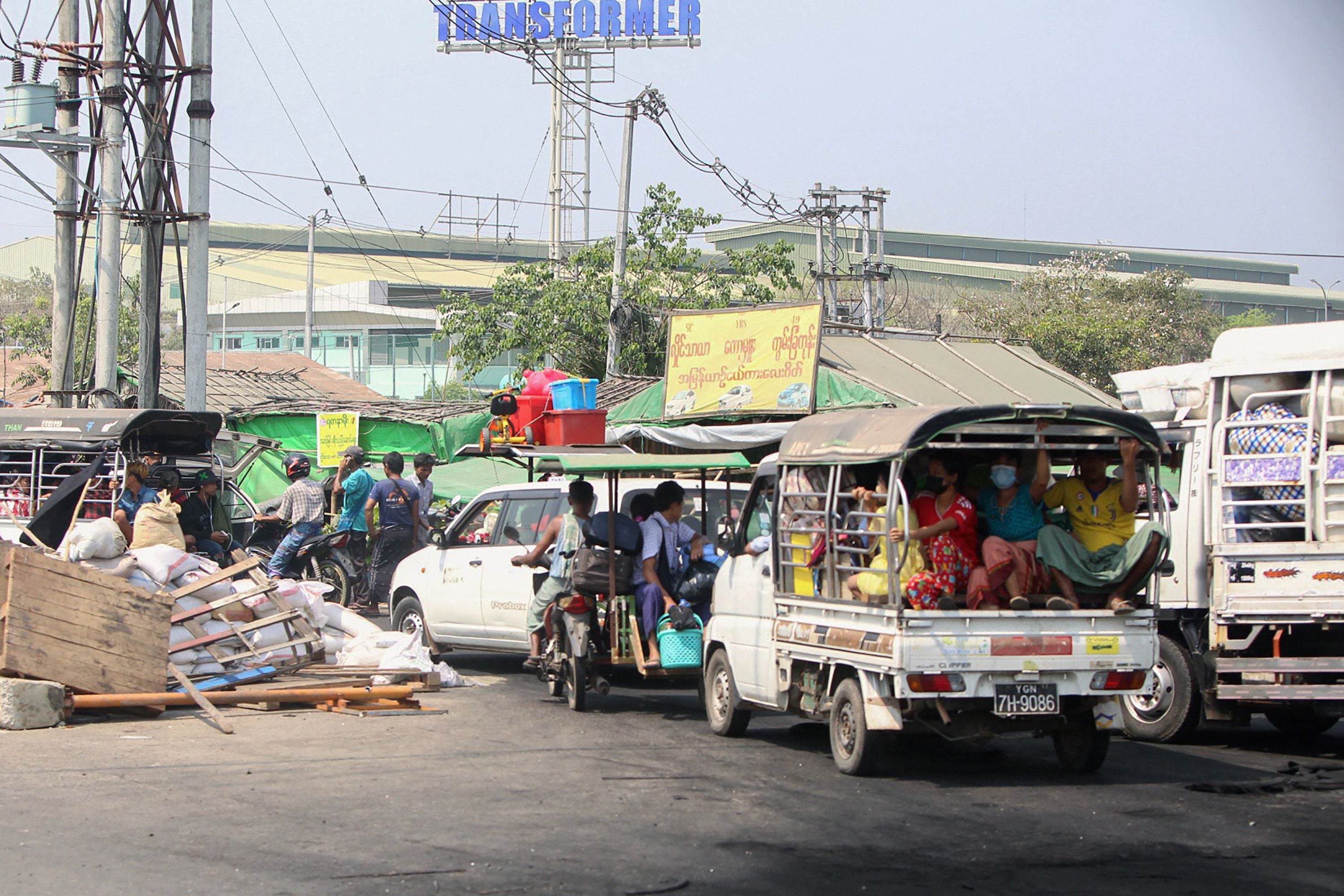 Warga menggunakan mobil dan truk melarikan diri dari Hlaing Tharyar, Yangon, Myanmar, saat pasukan keamanan menyerang para demonstran.