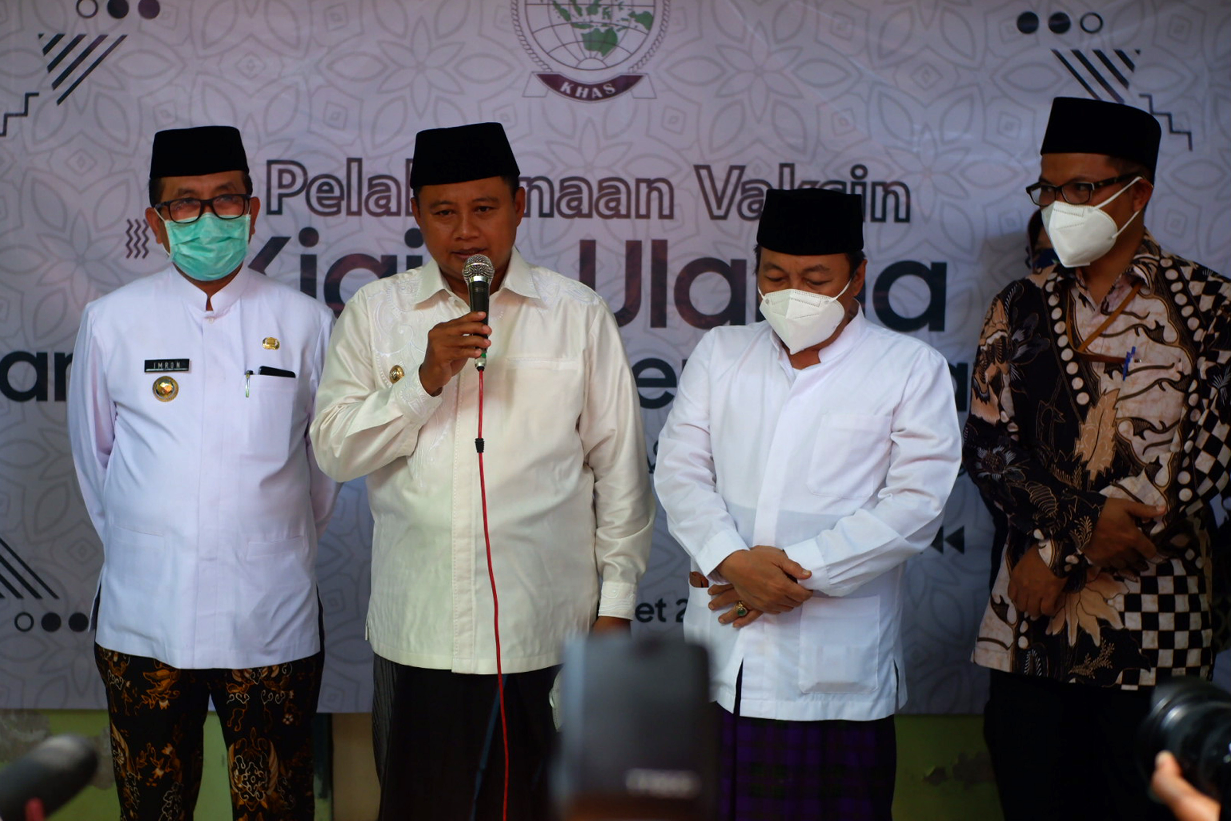 Wakil Gubernur Jawa Barat Uu Ruznahul Ulum (pegang mik)