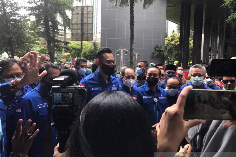 Ketua Umum Partai Demokrat Agus Harimurti Yudhoyono (AHY) tiba di Kantor Kemenkumham, Jakarta, Senin (8/3).