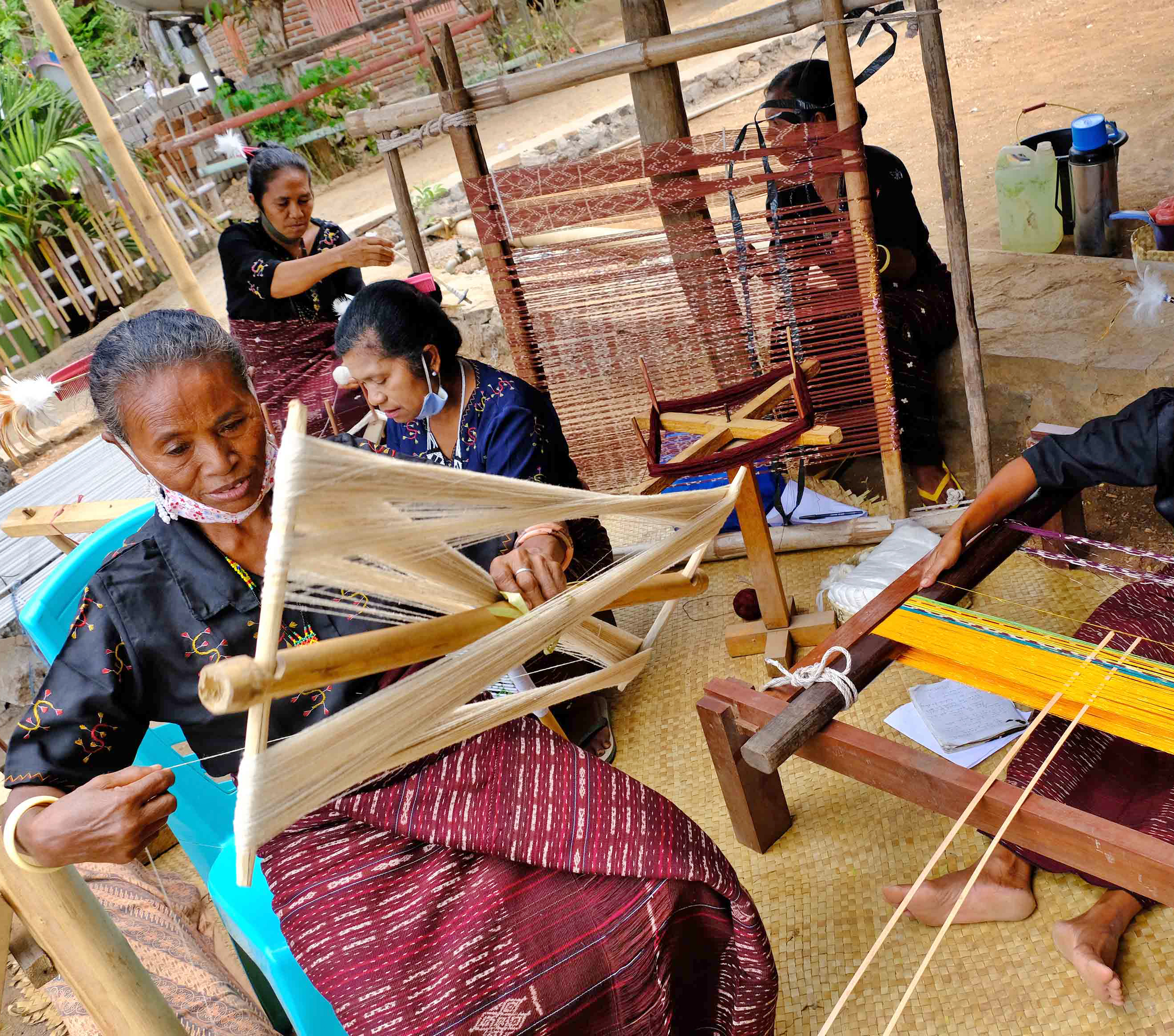  Aktivitas perajin kelompok UP2K (Upaya Peningkatan Pendapatan Keluarga) membuat tenun ikat oi nulun di Desa Mokantarak, Larantuka, Flores T