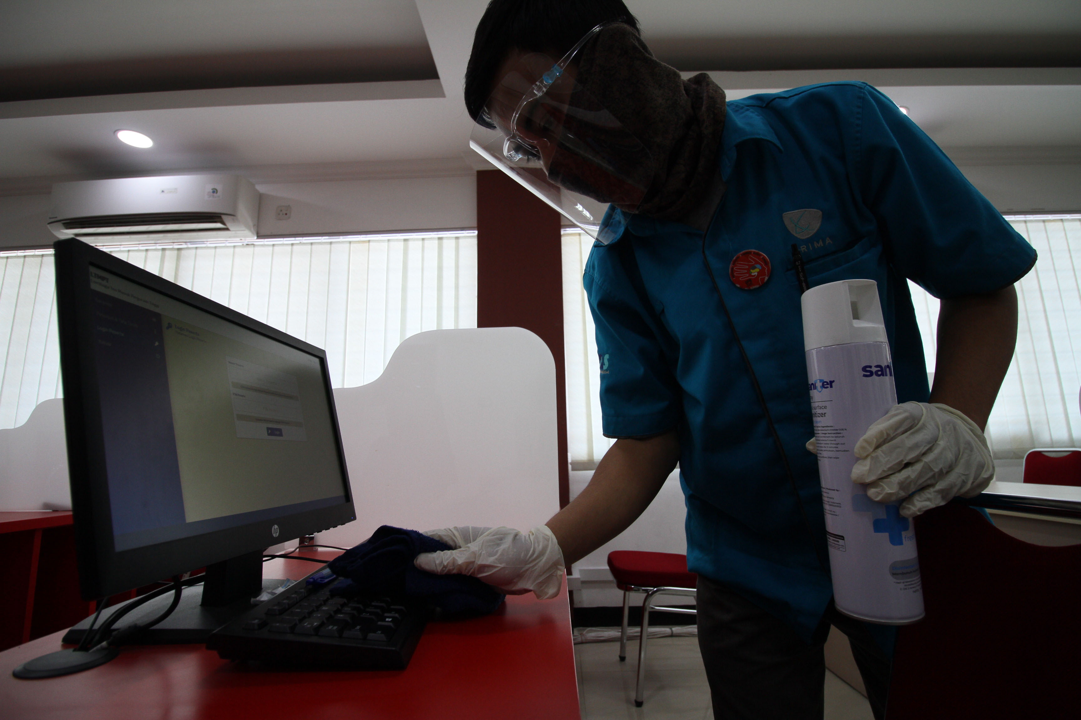 Petugas menyiapkan komputer untuk digunakan dalam UTBK-SBMPTN