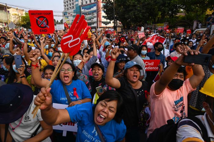 Para pendemo menentang kudeta militer Myanmar di depan kantor National League for Democracy (NLD) di Kota Yangon, Senin (15/2/2021).  