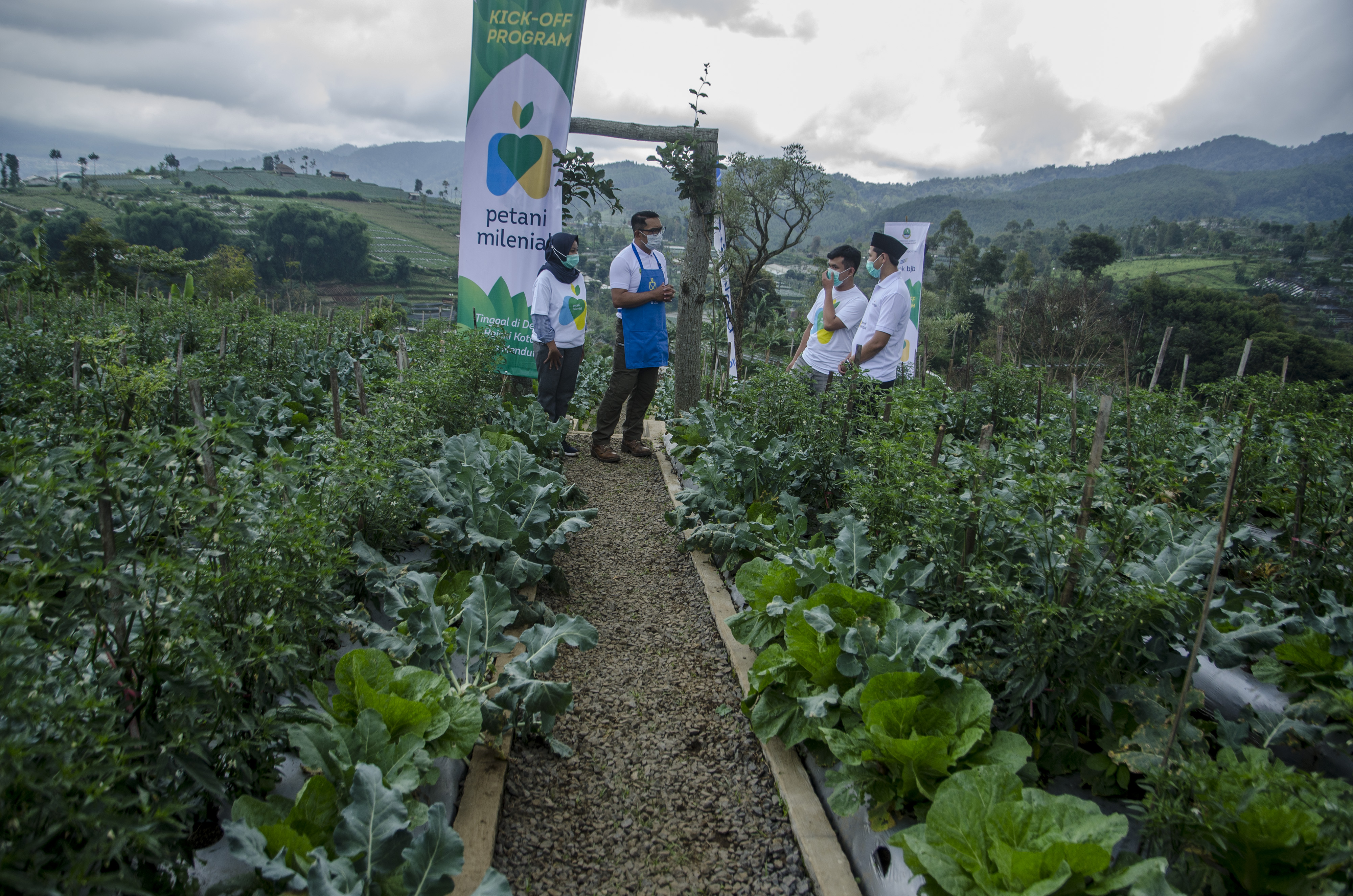   Gubernur Jawa Barat Ridwan Kamil berdialog dengan sejumlah petani milenial di Kabupaten Bandung Barat. 