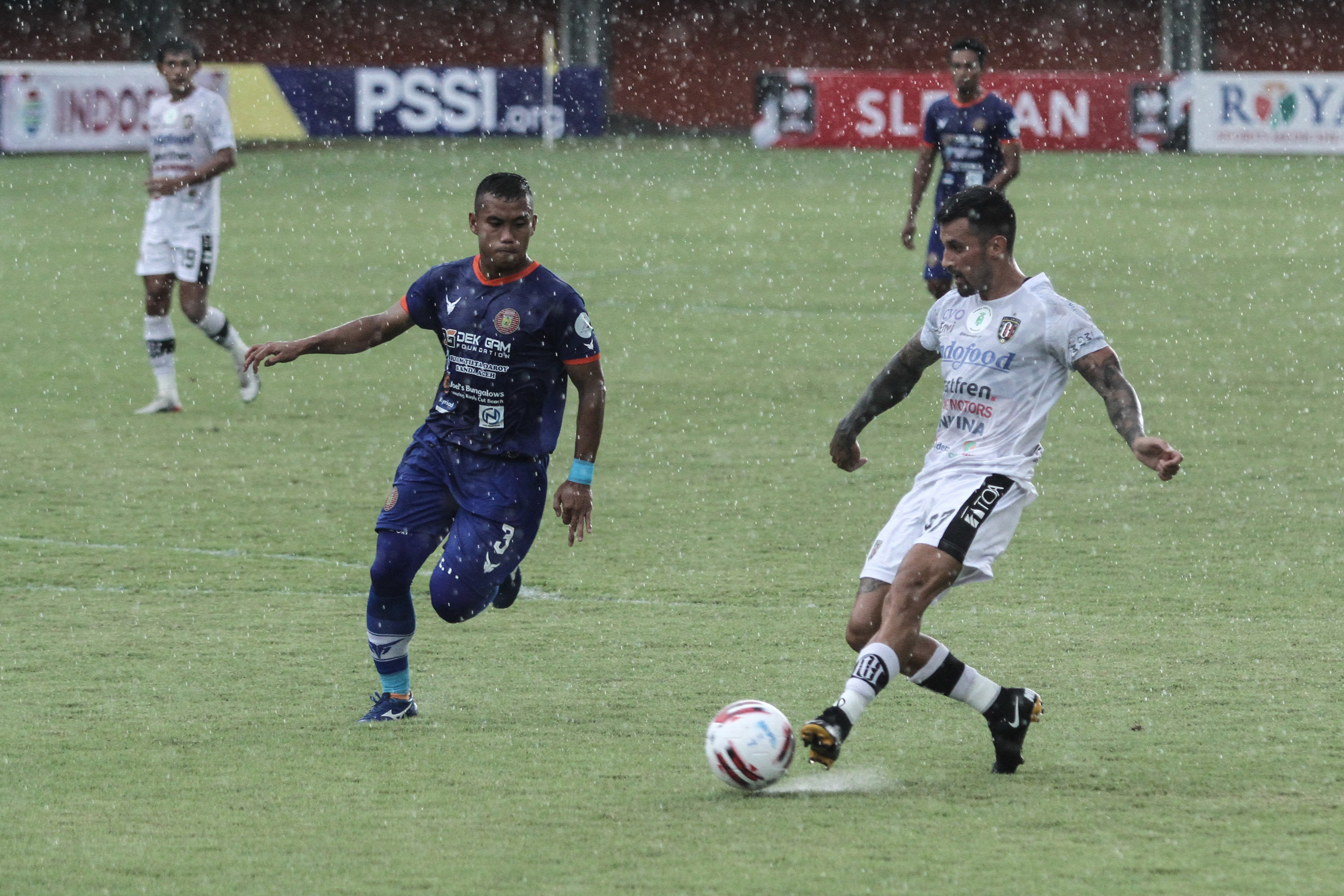 Pemain Bali United Stefano Lilipaly (kanan) berebut bola dengan pemain Persiraja Banda Aceh Eriyanto (kiri) saat pertandingan Piala Menpora.