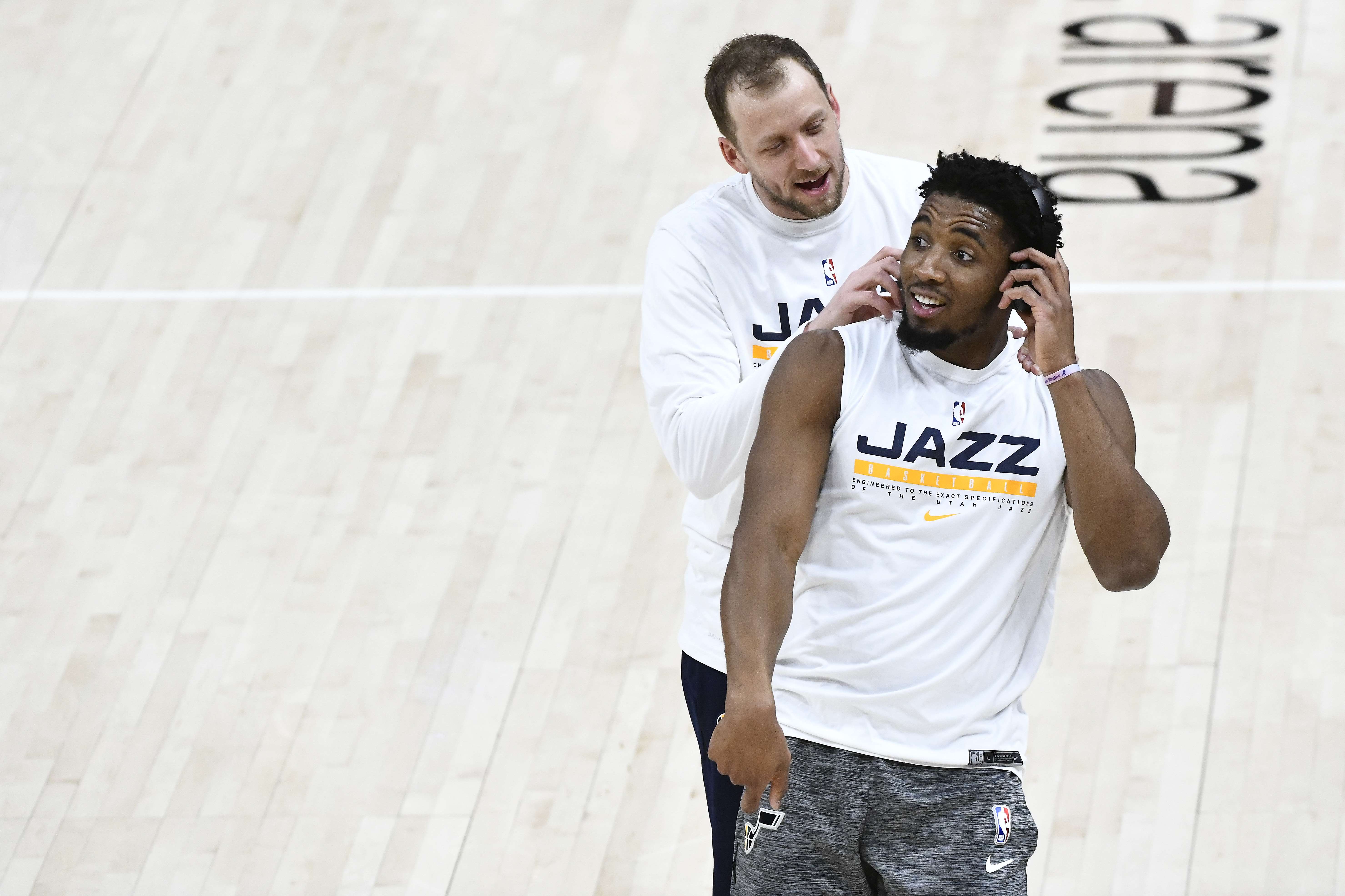 Duet pemain Utah Jazz Joe Ingles dan Donovan Mitchell  sedang melakukan pemanasan.