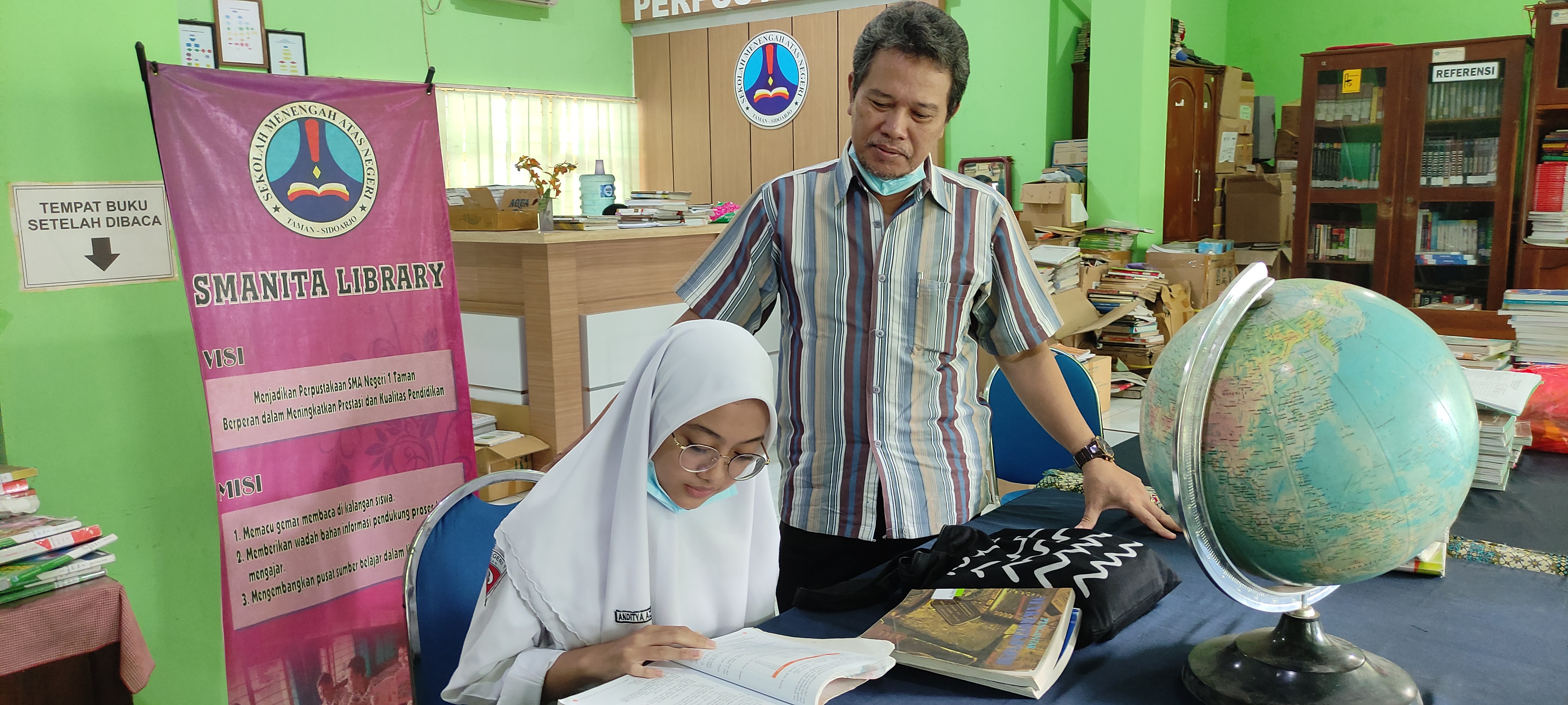 Siswi SMA Negeri 1 Taman Sidoarjo lulus jurusan Farmasi Universitas Airlangga  Surabaya dalam usia muda 15 tahun.