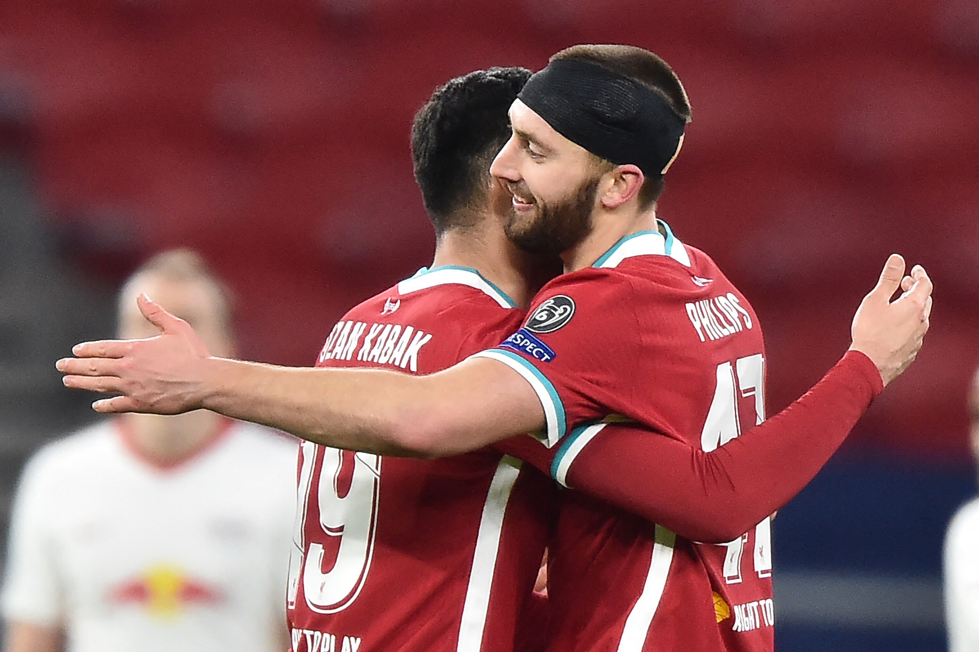 Duet bek Liverpool Ozan Kabak (kiri) dan Nathaniel Phillips