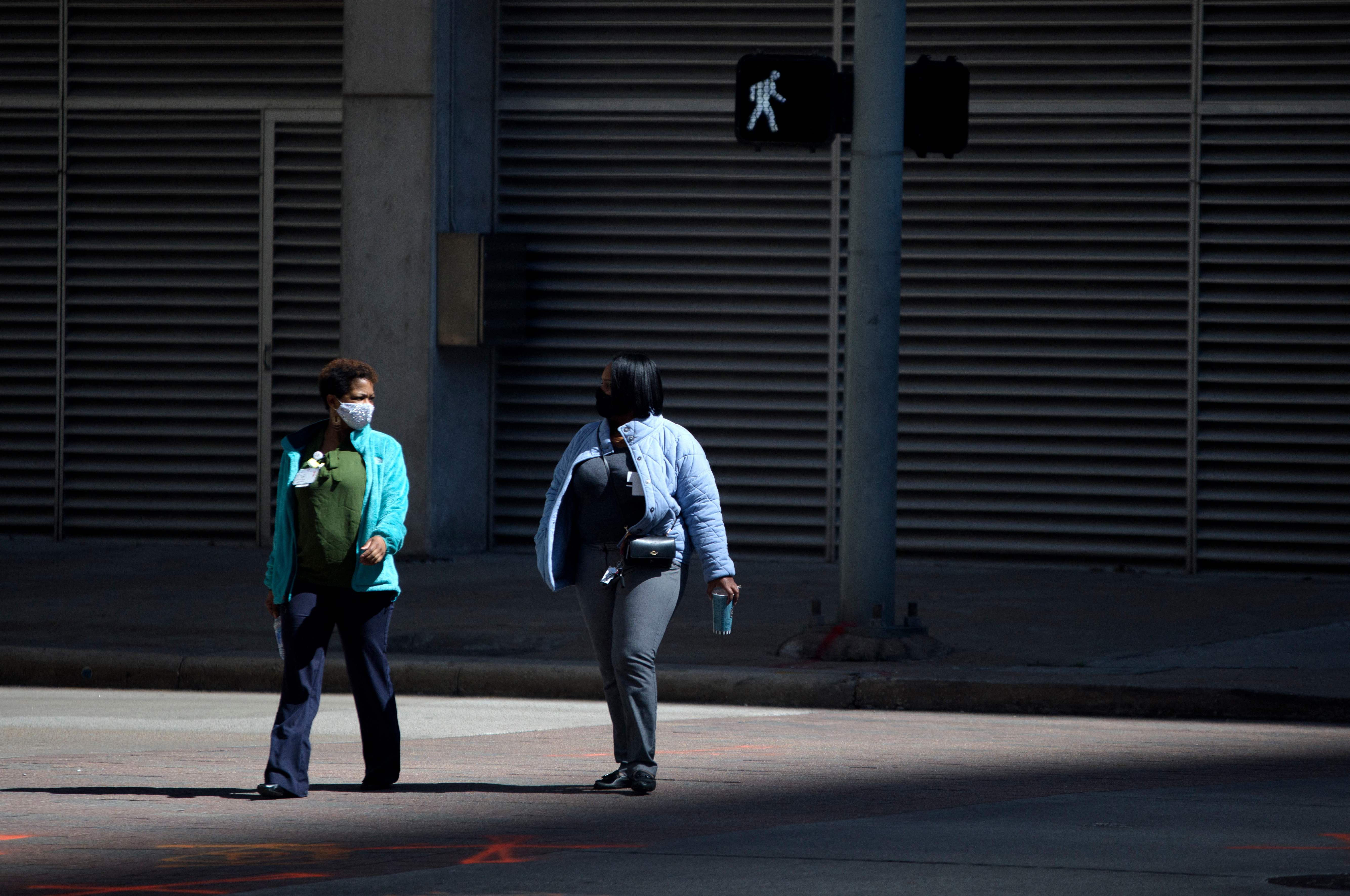 Warga AS menggunakan masker sebagai langkah pencegahan penularan covid-19
