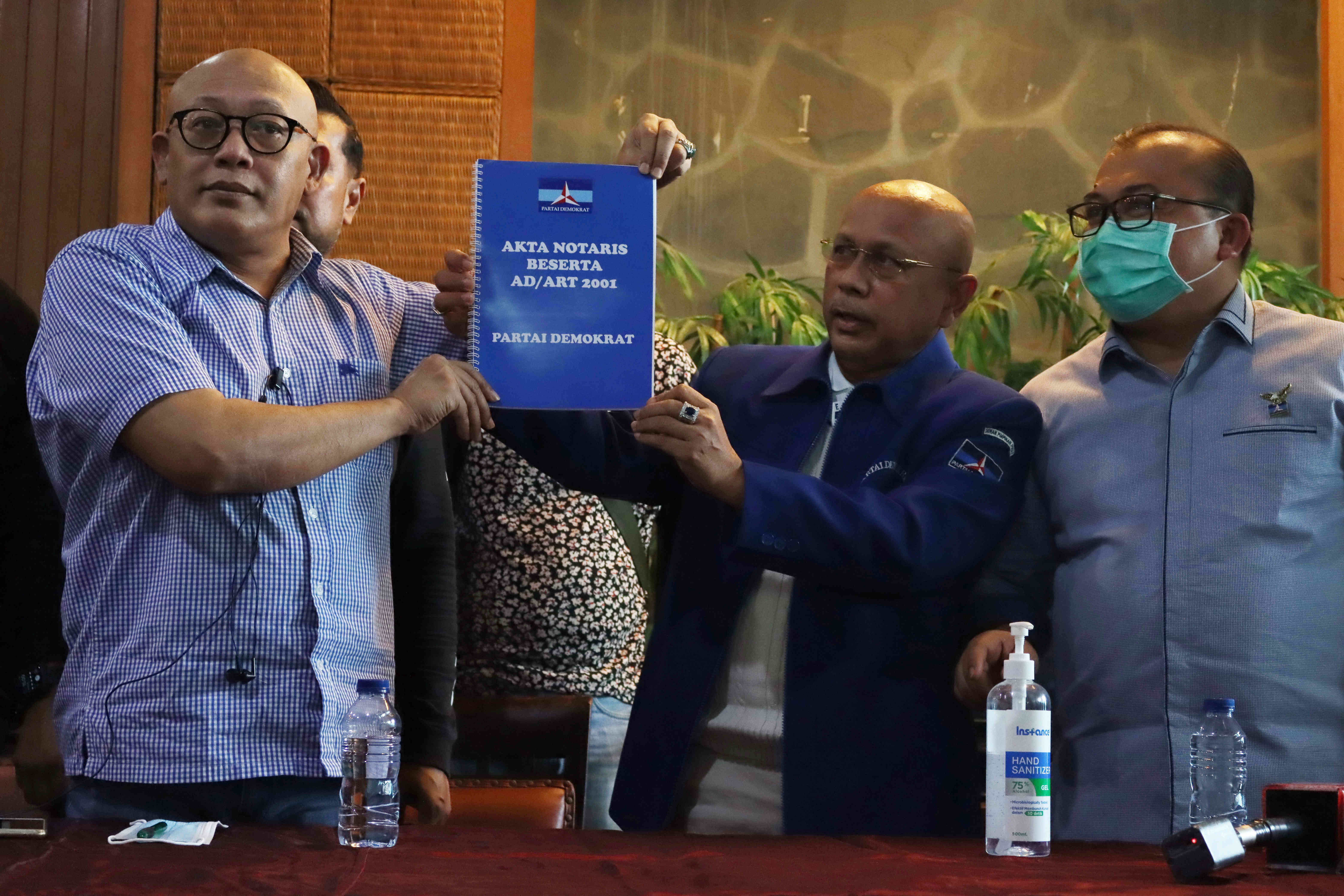 Salah satu inisiator Kongres Luar Biasa (KLB) Partai Demokrat di Deli Serdang, Darmizal (jas biru) menunjukkan akta notaris beserta AD/ART