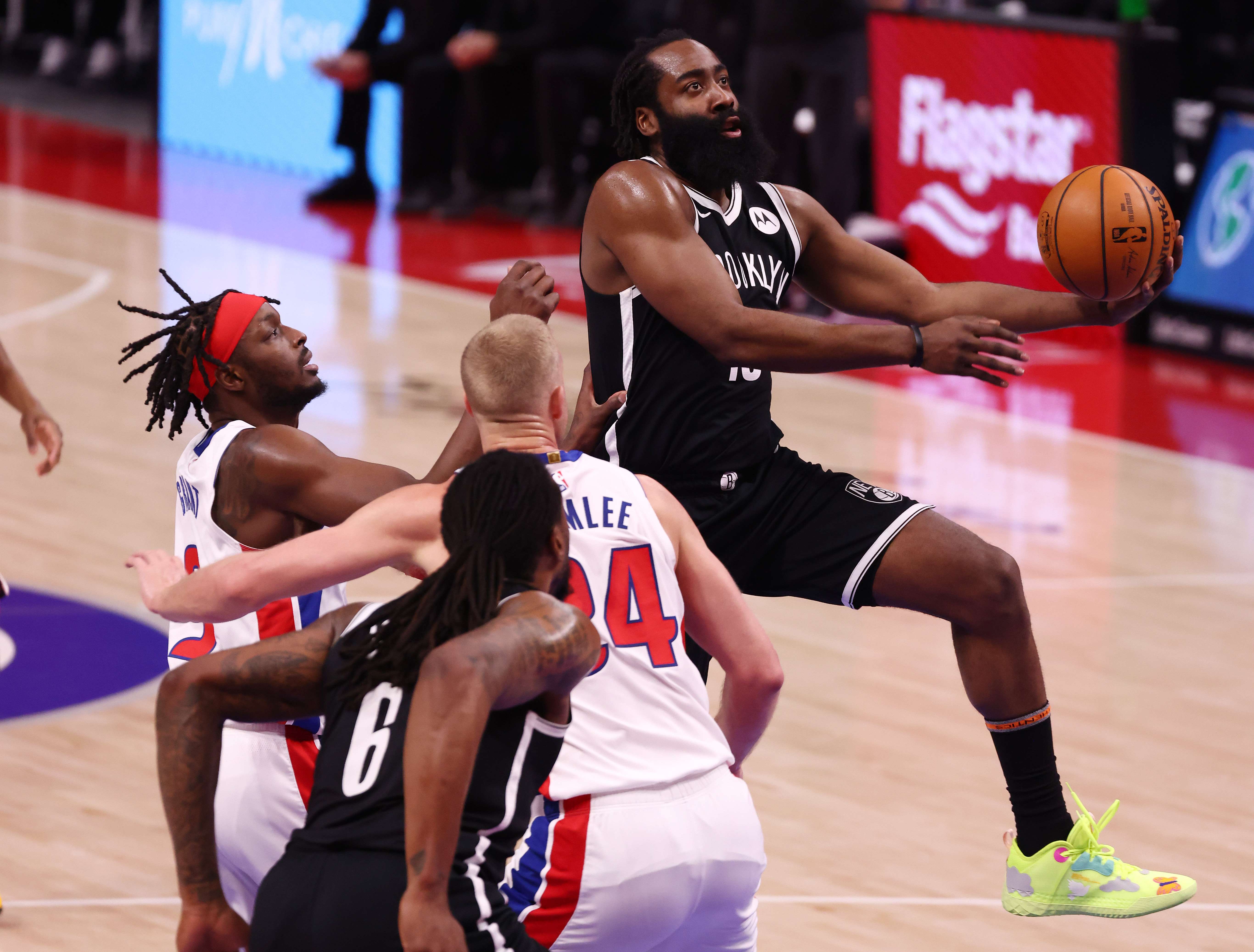James Harden (kanan) berupaya melepaskan tembakan