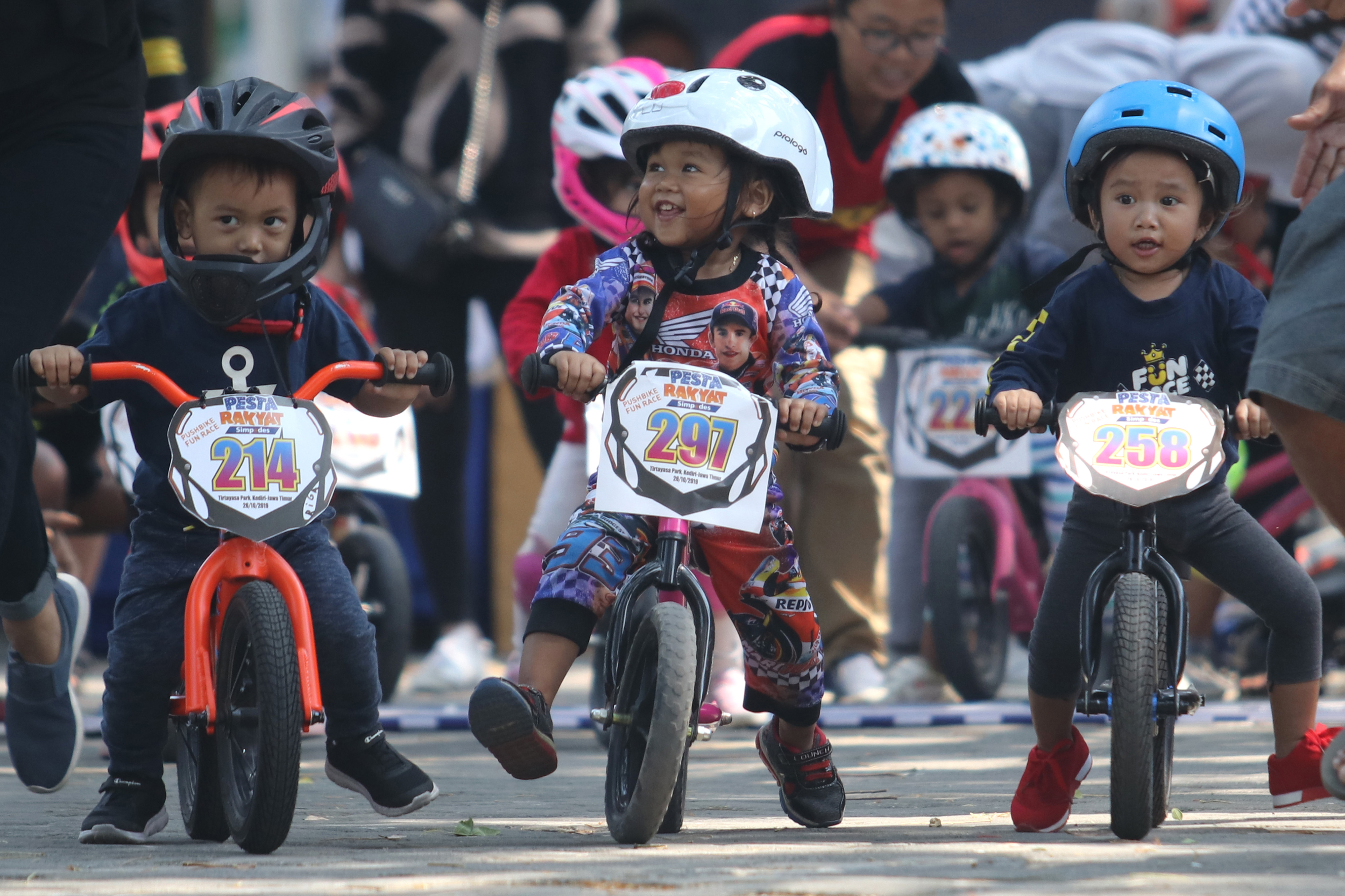 Sejumlah anak berusia di bawah lima tahun (balita) beradu cepat saat mengikuti lomba Push Bike