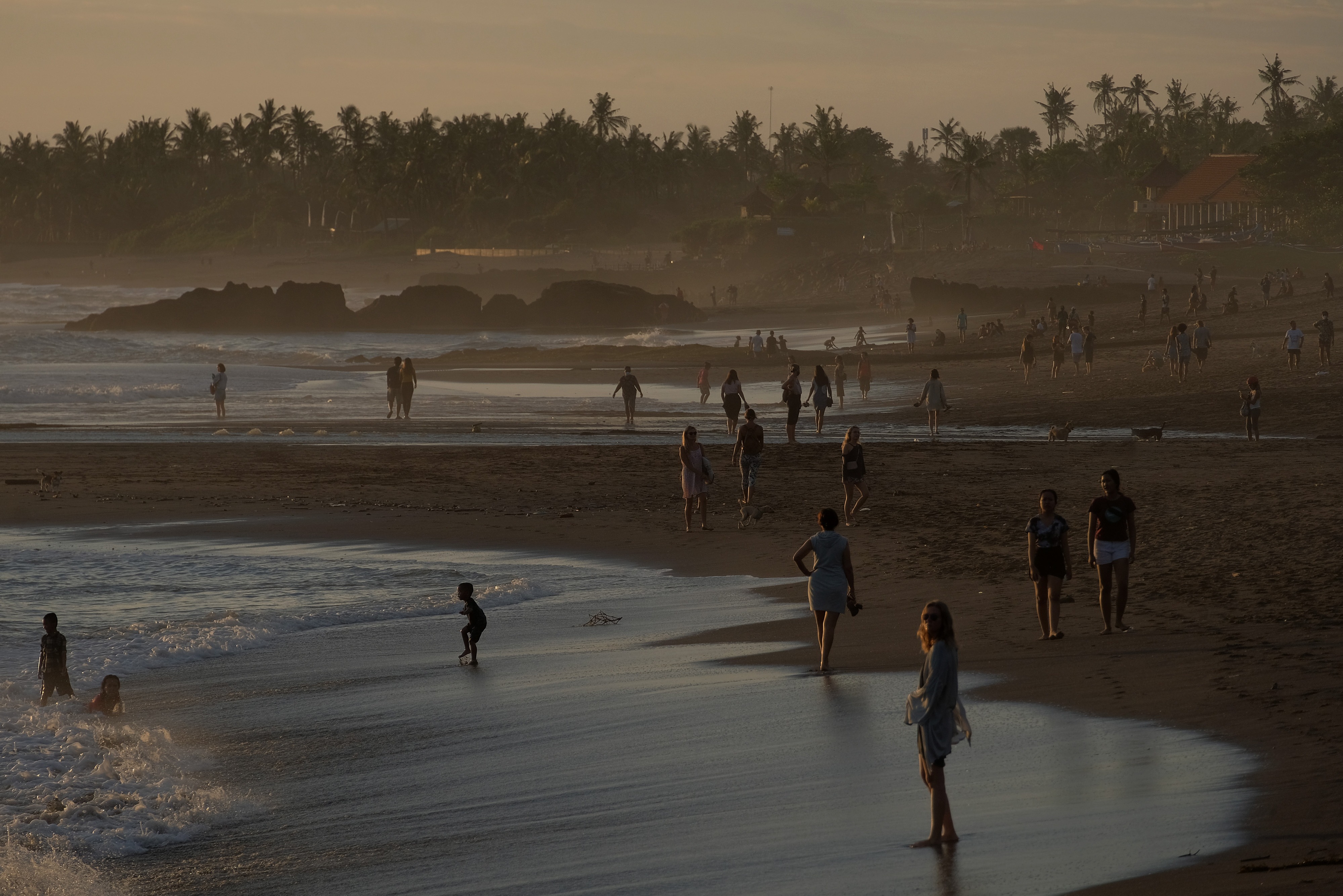 Wisatawan menikmati suasana Pantai Pererenan, Badung, Bali, Senin (1/3).