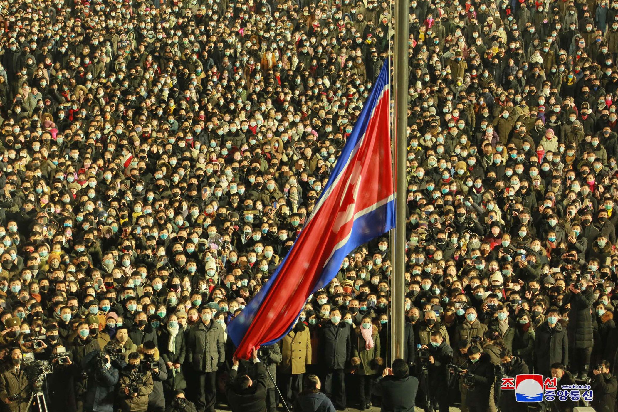 Bendera Korea Utara dikibarkan saat perayaan Tahun Baru di Lapangan Kim Il Sung, Pyongyang.
