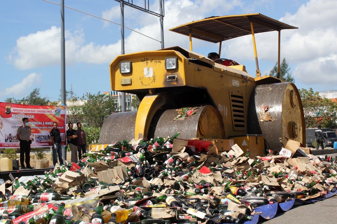 Kepolisian Daerah Nusa Tenggara Timur memusnahkan ribuan botol minuman keras hasil sitaan beberapa waktu lalu.