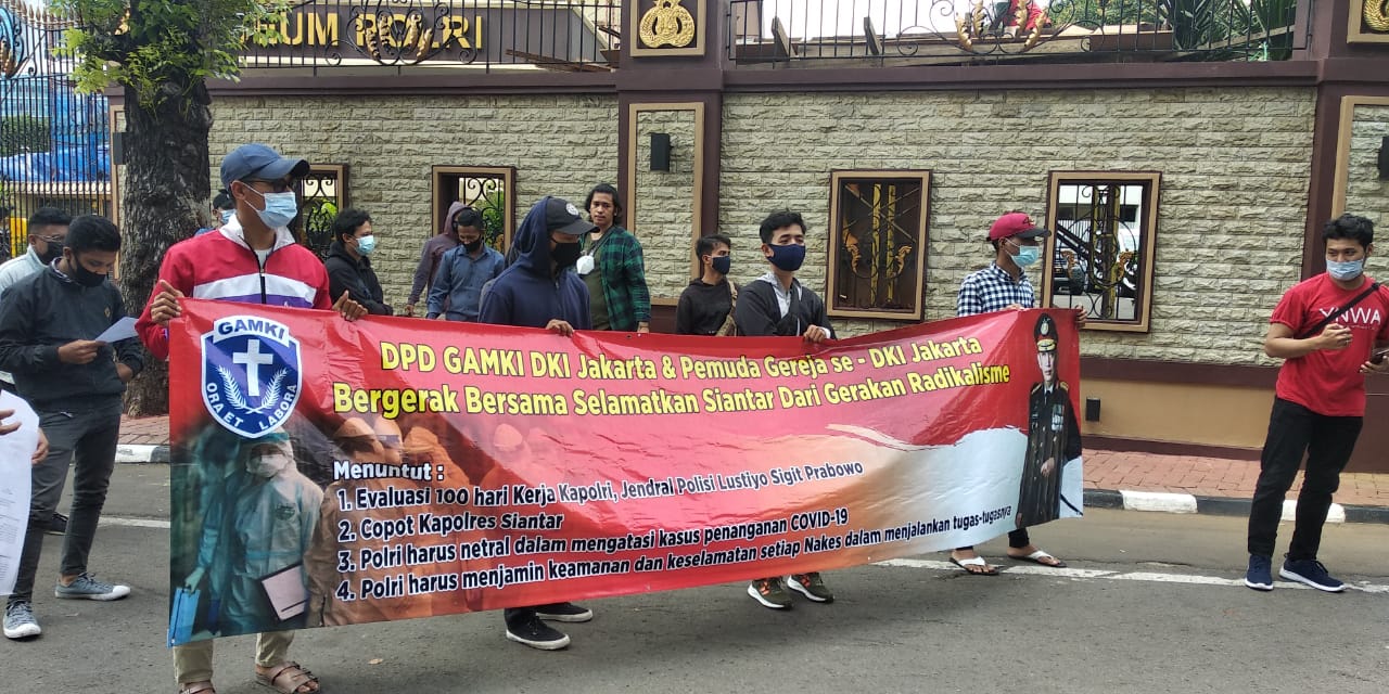 Puluhan aktivis GAMKI DKI Jakarta menggelar aksi di depan Gedung Mabes Polri, Senin (1/3).