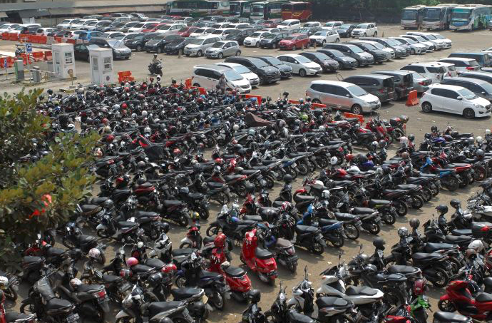 Kendaraan roda dua dan empat di lahan parkir Park & Ride di kawasan Thamrin, Jakarta Pusat