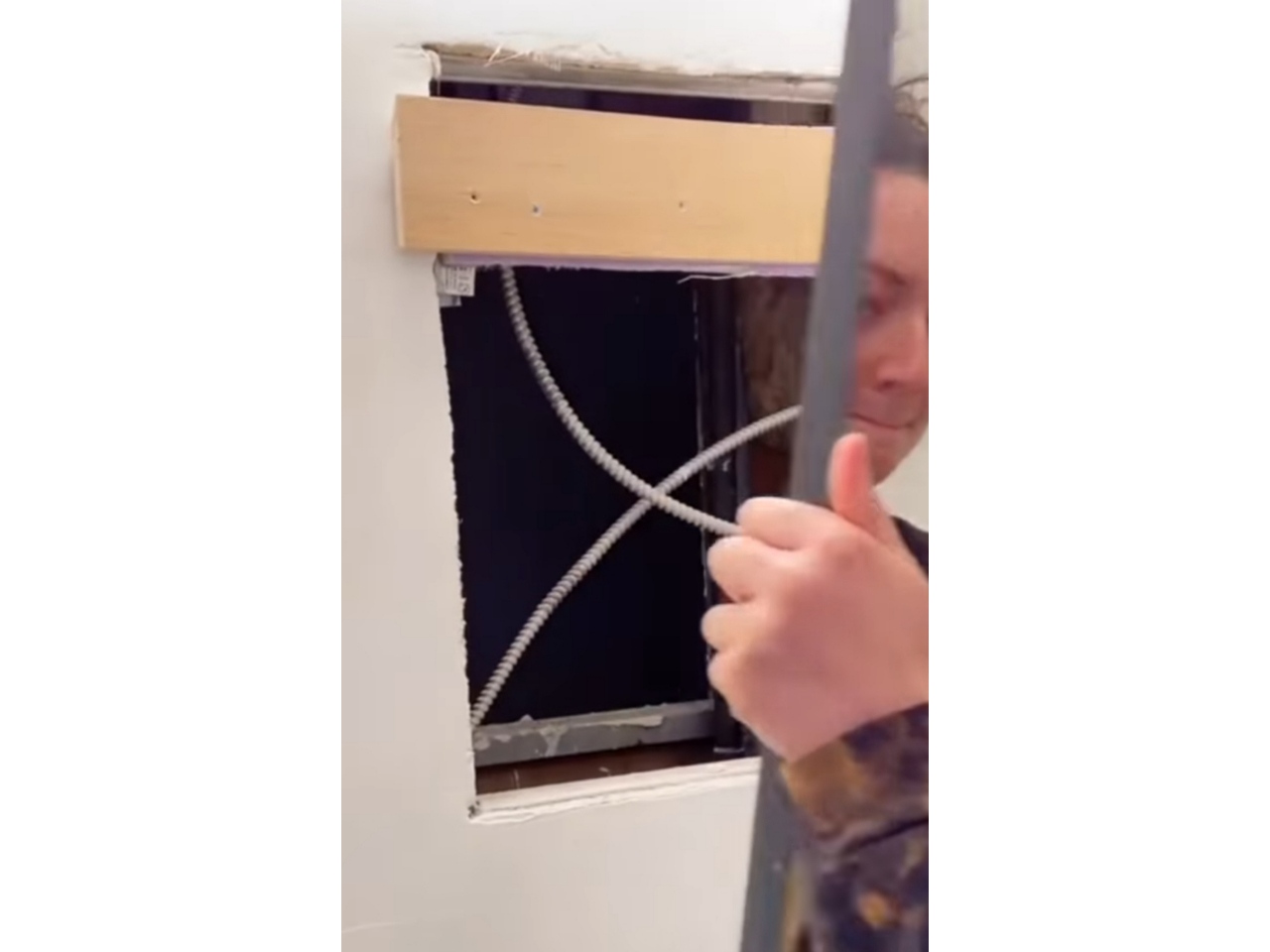 Samantha Hartsoe yang tinggal di New York, Amerika Serikat, memperlihatkan lubang di balik kamar mandinya.