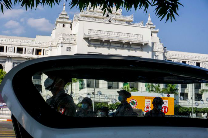 Polisi berjaga di jalanan Kota Yangon, Myanmar.