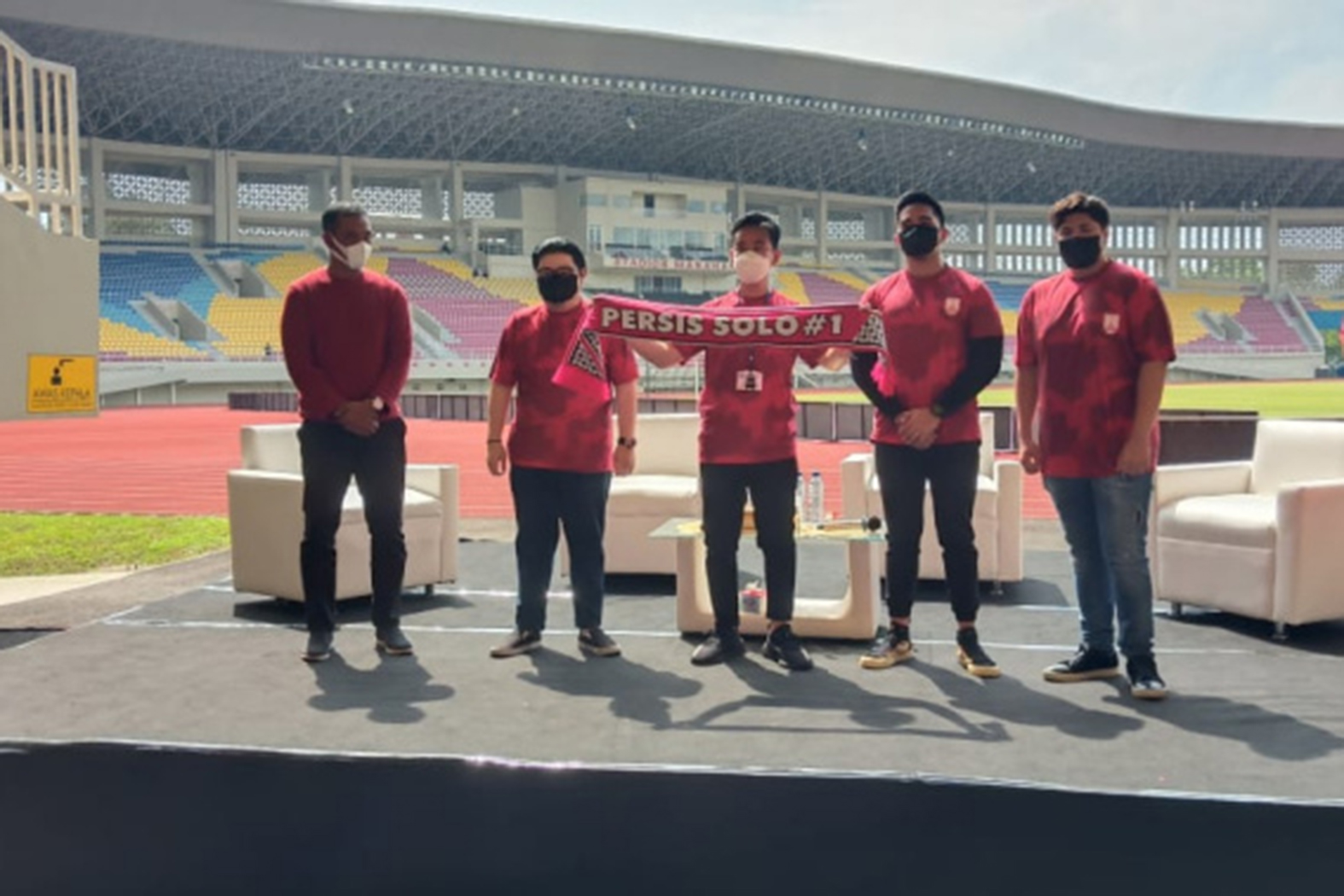 Acara pengenalan Manajemen Persis, di Stadion Manahan Solo, Sabtu (20/3).